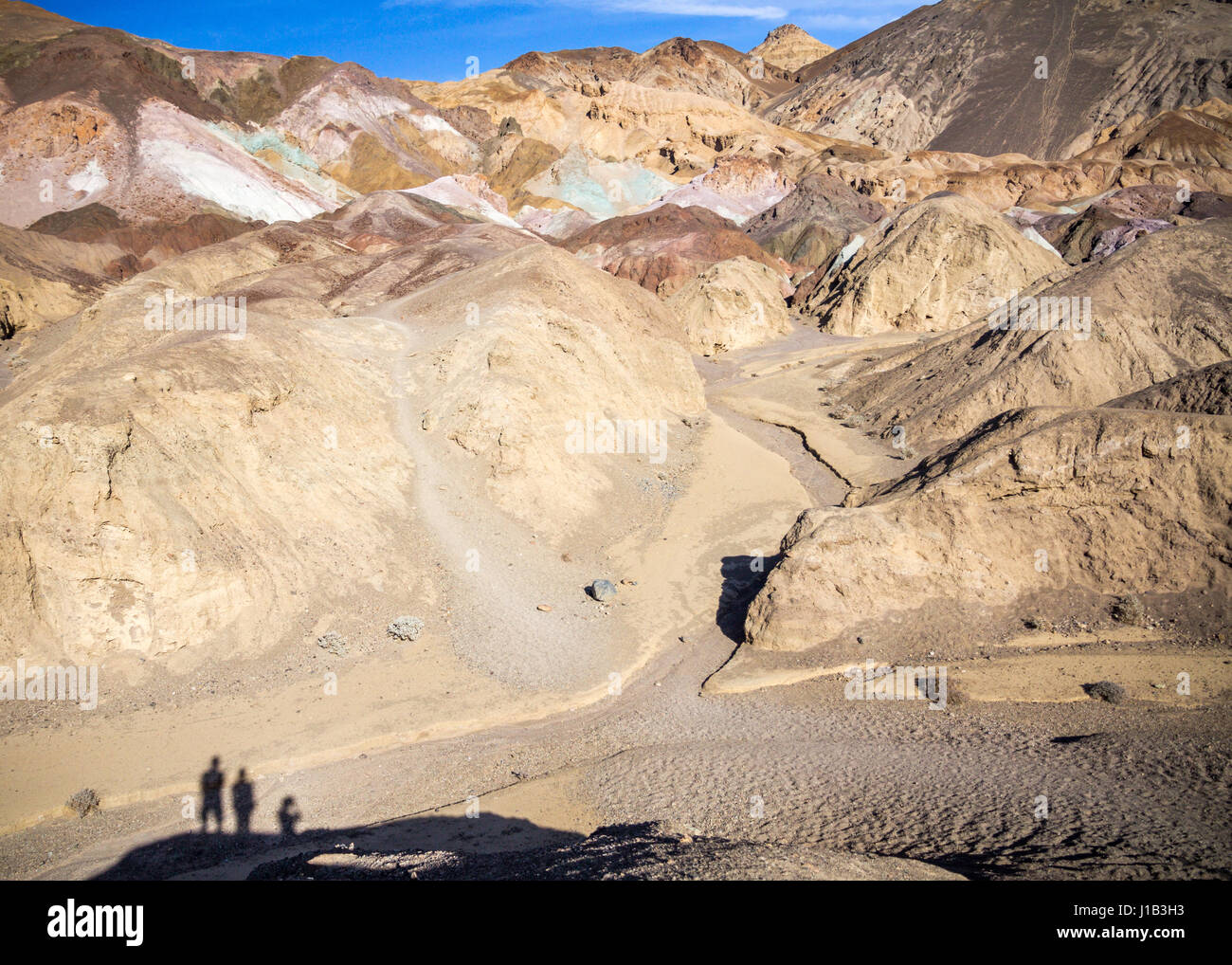 Palette des Künstlers, Death Valley, Kalifornien spät in den Tag.  Schatten von 3 Personen an den kargen Hügeln hinzufügen Perspektive. Stockfoto