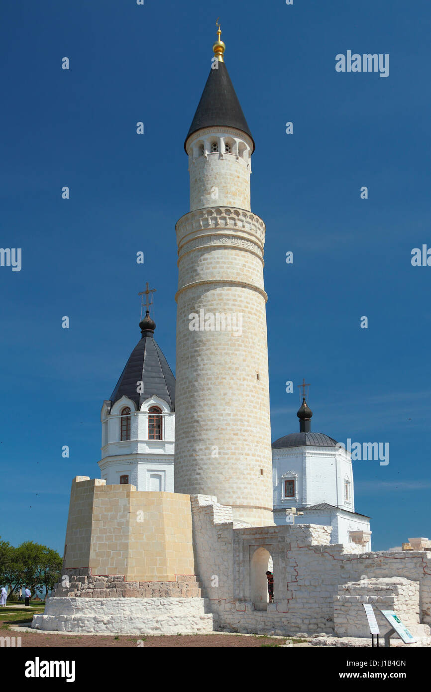 Minarett und Glockentürme der Kirche der Himmelfahrt. Bulgar, Russland Stockfoto