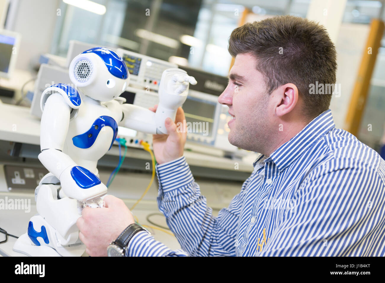 Eine Wissenschaftslabor mit einem Wissenschaftler untersuchen Robotik. Stockfoto