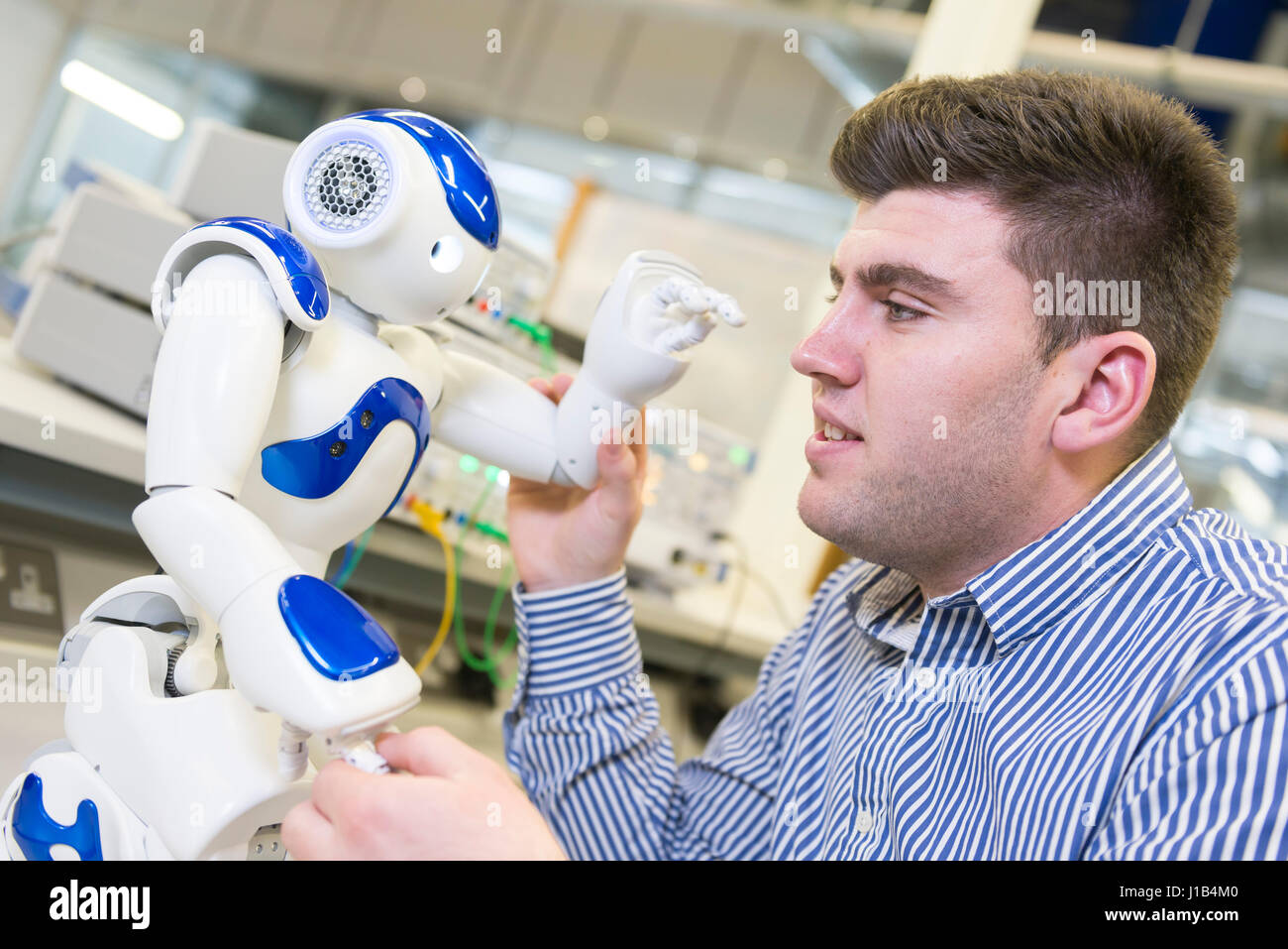 Eine Wissenschaftslabor mit einem Wissenschaftler untersuchen Robotik. Stockfoto