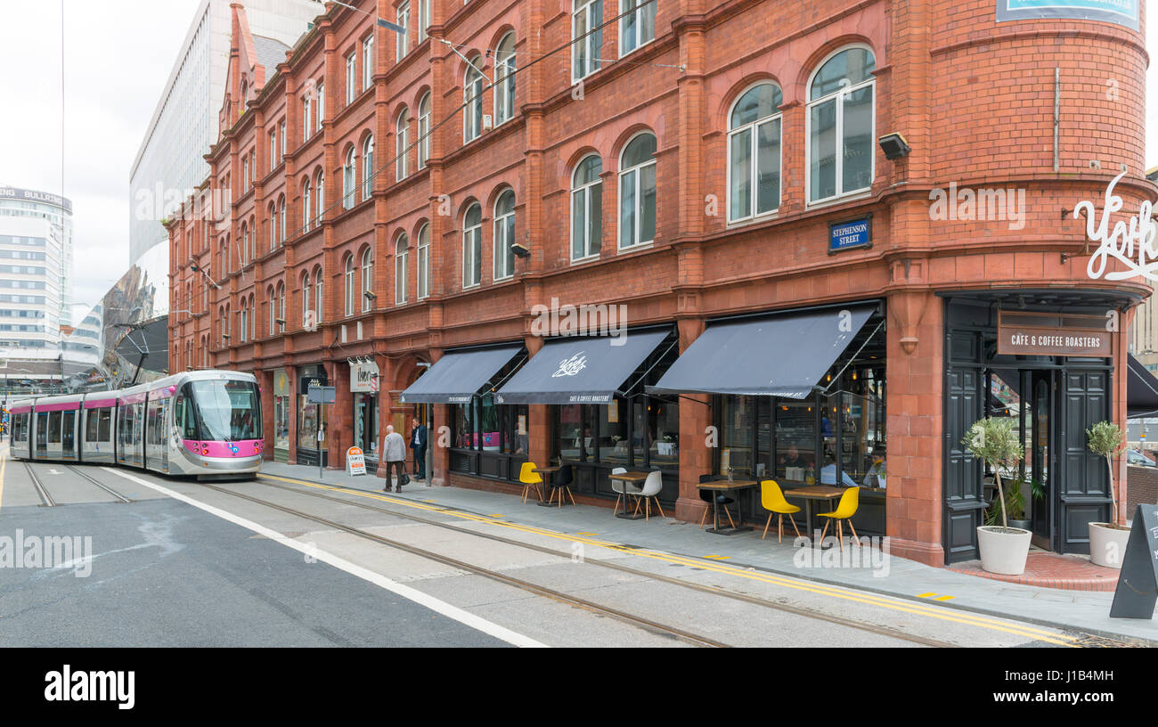 Die Guildhall Gebäude und Straßenbahn in Birmingham City Centre Stockfoto