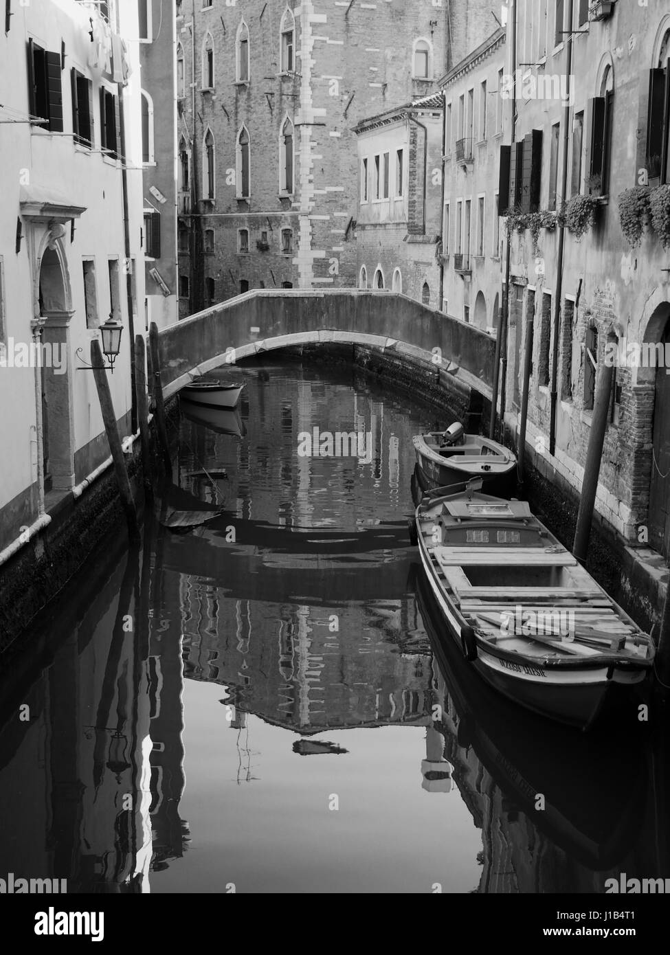 Kanal mit Brücke und Boote in Venedig Stockfoto