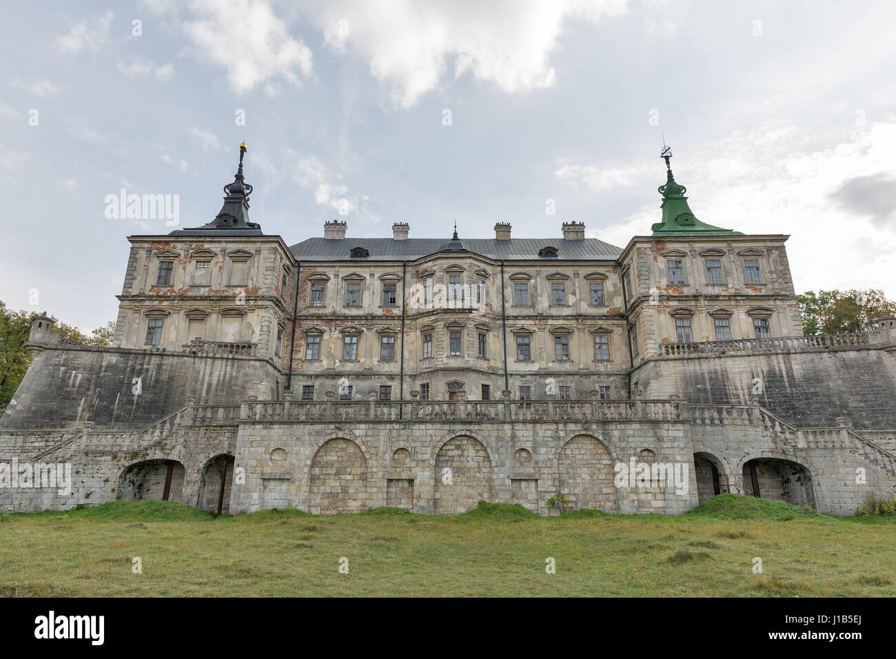 Burgruine alte Pidhirzi. Es ist eine Wohnburg im Dorf Pidhirzi in Lemberg Provinz, Westukraine gelegen. Stockfoto