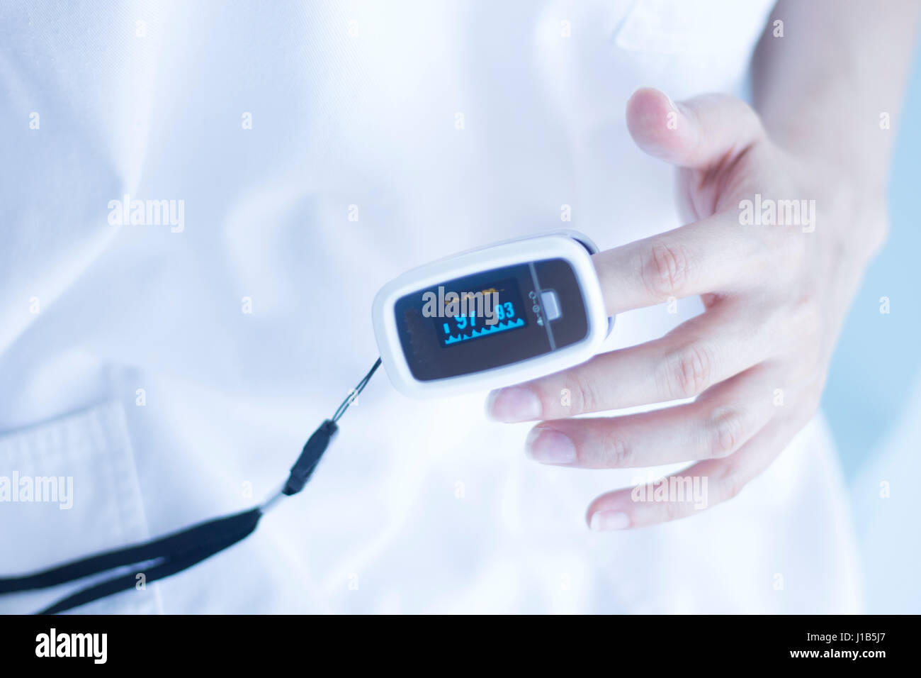 Finger stillstehenden Puls Blutdruckmessgerät verwendet, um die  Herzfrequenz zu nehmen und unregelmäßig schlägt mit EKG Stockfotografie -  Alamy