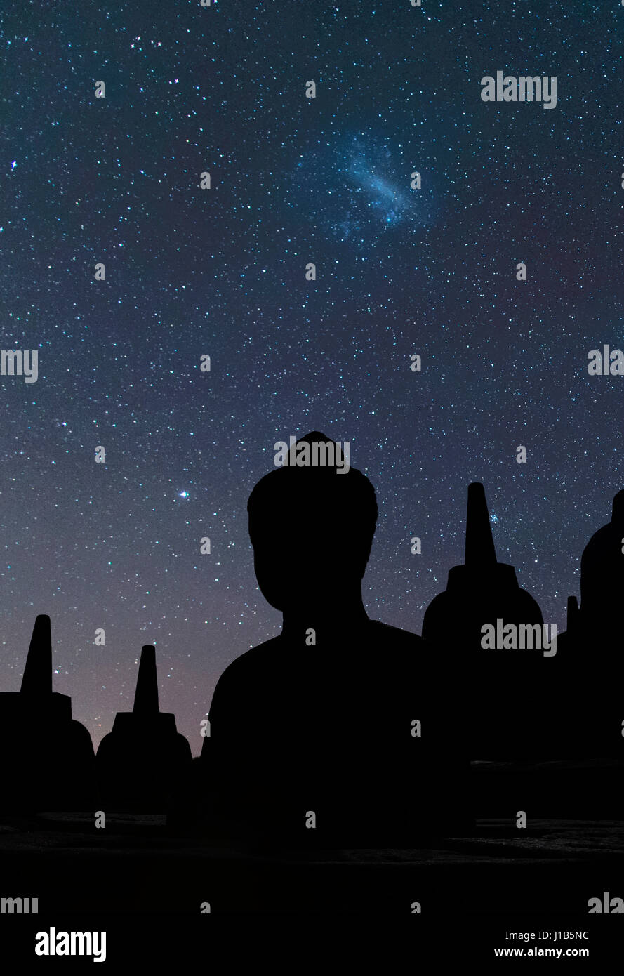Silhouette der Statue von Buddha bei Nacht, Borobudur, Java, Indonesien Stockfoto