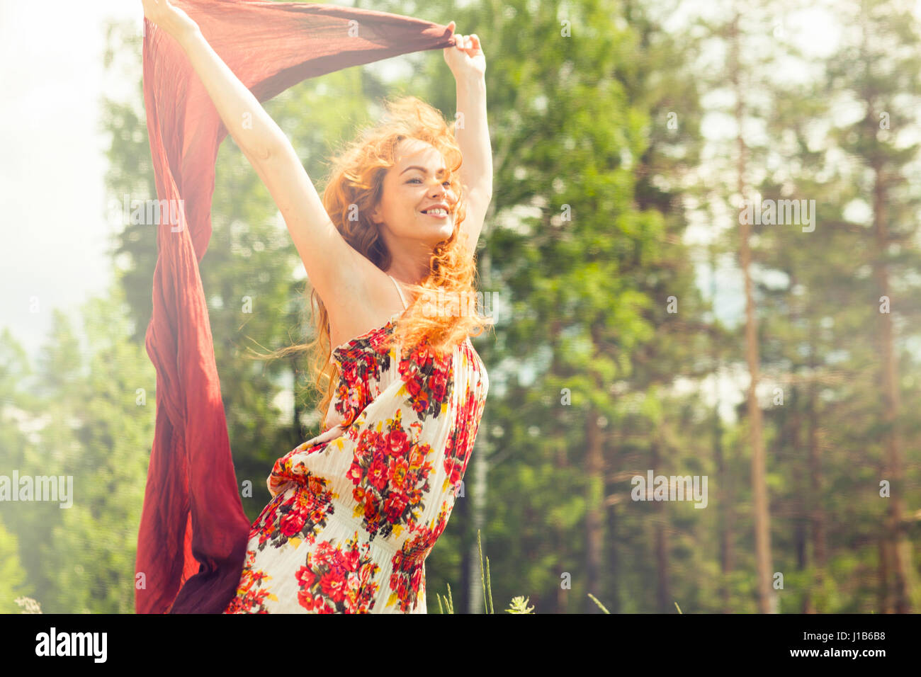 Kaukasische Frau halten Schal im wind Stockfoto