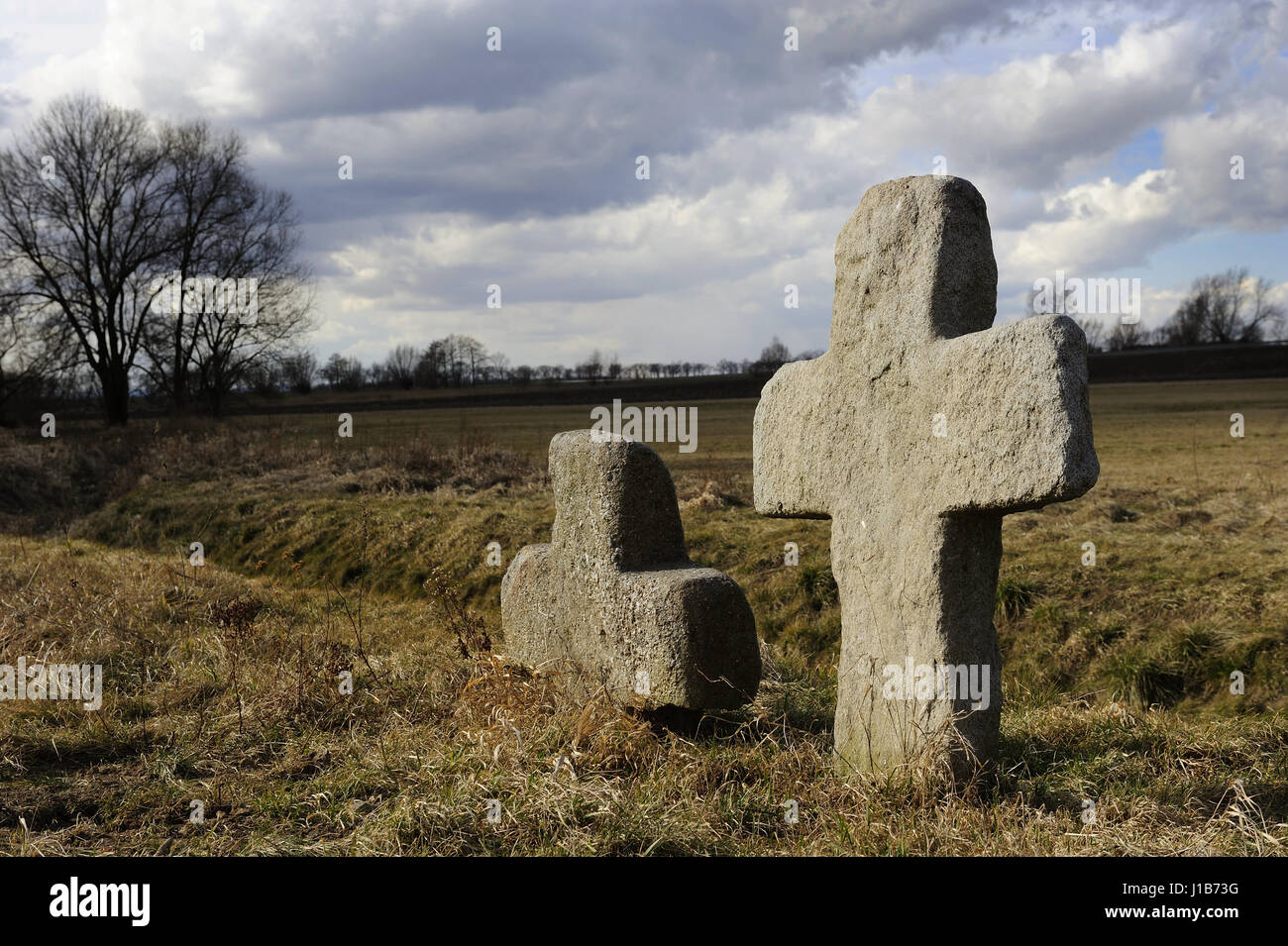 Die Kreuze der Buße sind monolithische, einfachen und strengen Stein Formen in Form eines Kreuzes durch Mörder an den Ort des Mordes erhoben. Stockfoto