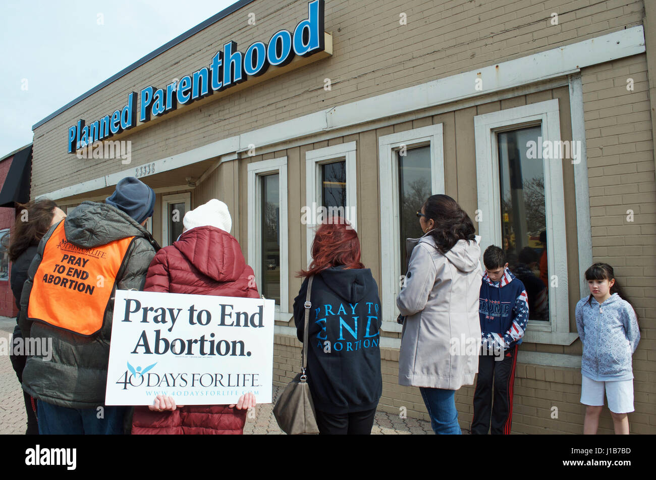 Pro-Life Volunteers zu beten, um Abtreibung vor Planned Parenthood Gebäude in Ferndale, Michigan zu beenden Stockfoto