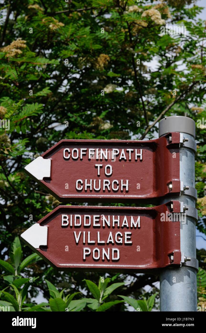 Wegweiser zum Dorf Teich, Biddenham, Bedfordshire. Liest man den Wegweisern "Sarg Weg zur Kirche" Stockfoto