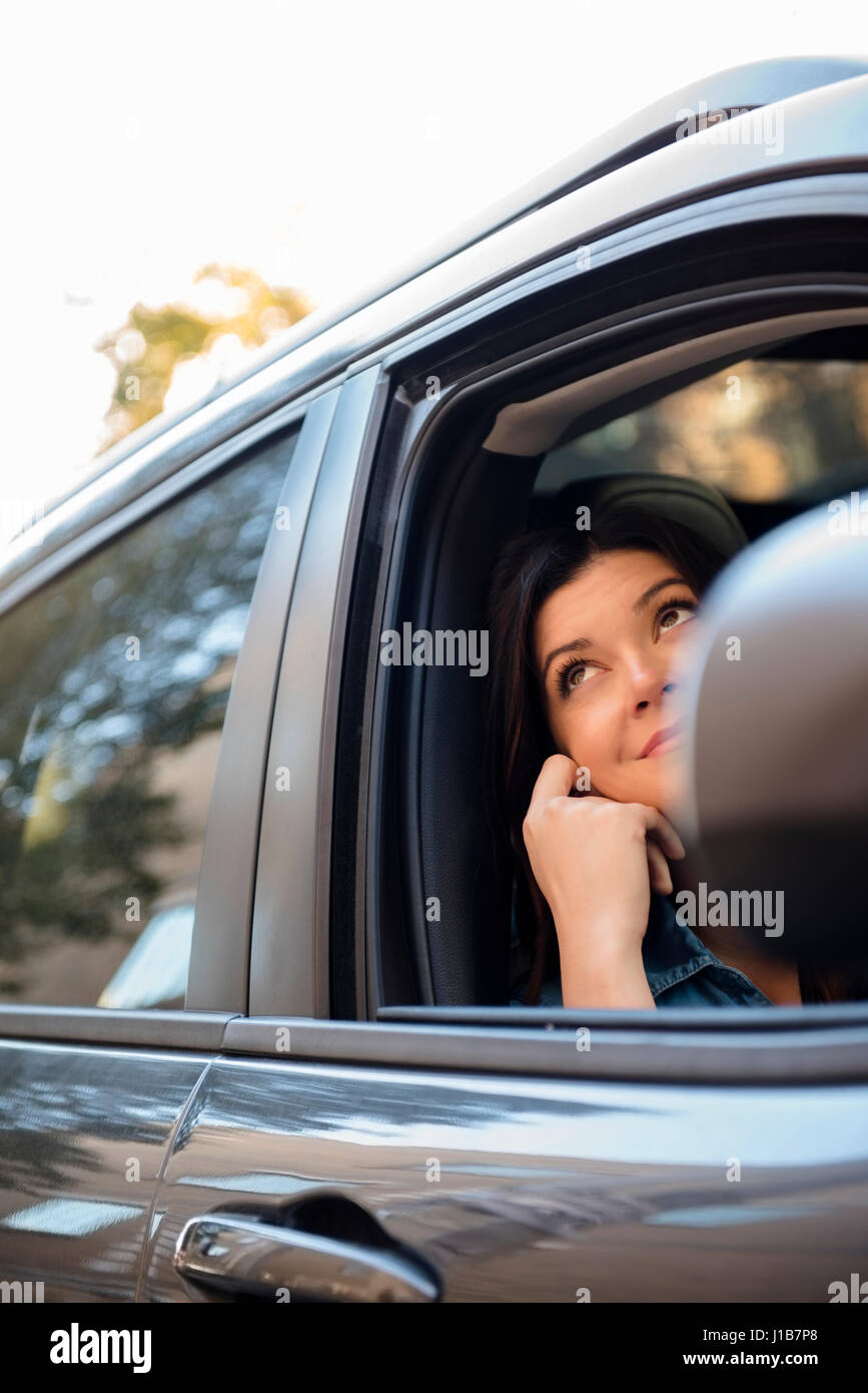 Kaukasische Frau Tagträumen in Auto Stockfoto