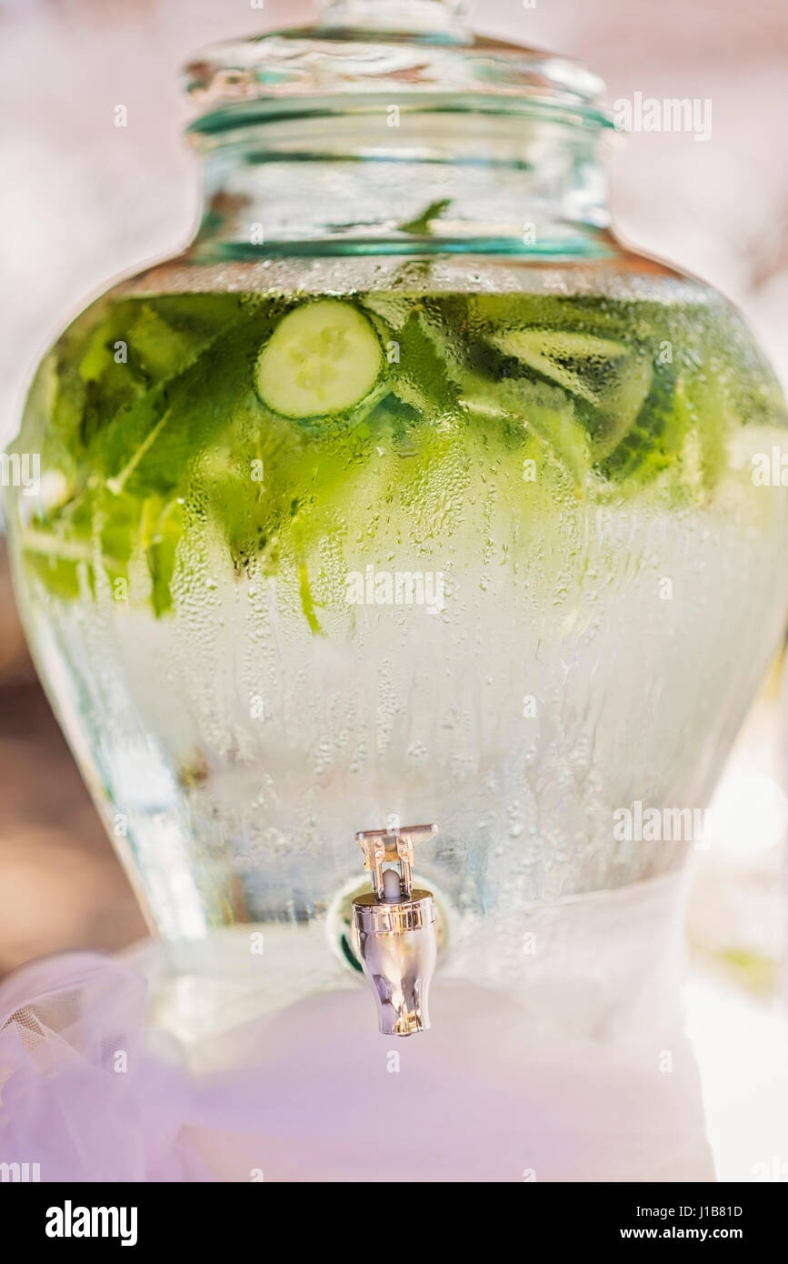 Wasser-Sicke auf Vase mit Wasser mit frischen Gurken Stockfoto
