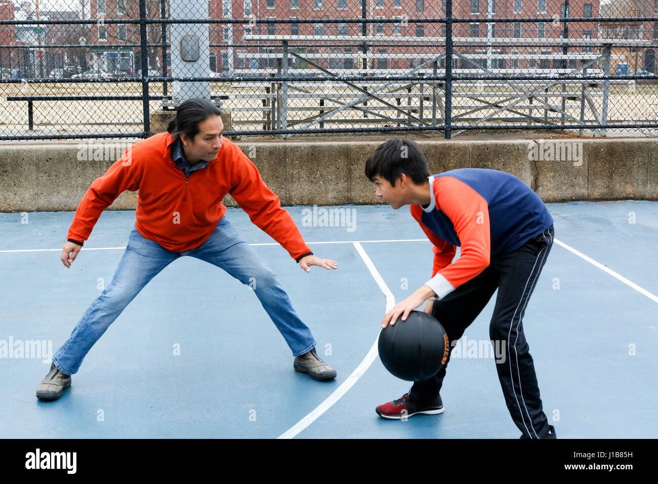 Native American Vater und Sohn spielen basketball Stockfoto
