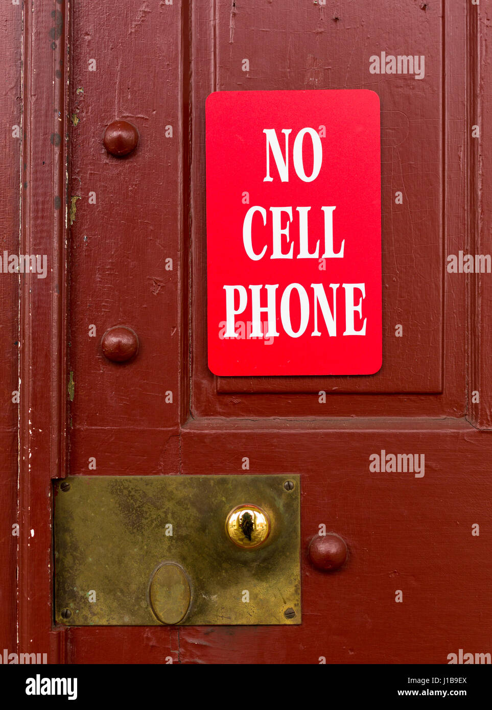 Melden Sie sich auf eine Tür, die Warnung, dass kein Handy, Smartphone oder Mobiltelefon-Nutzung erlaubt ist Stockfoto