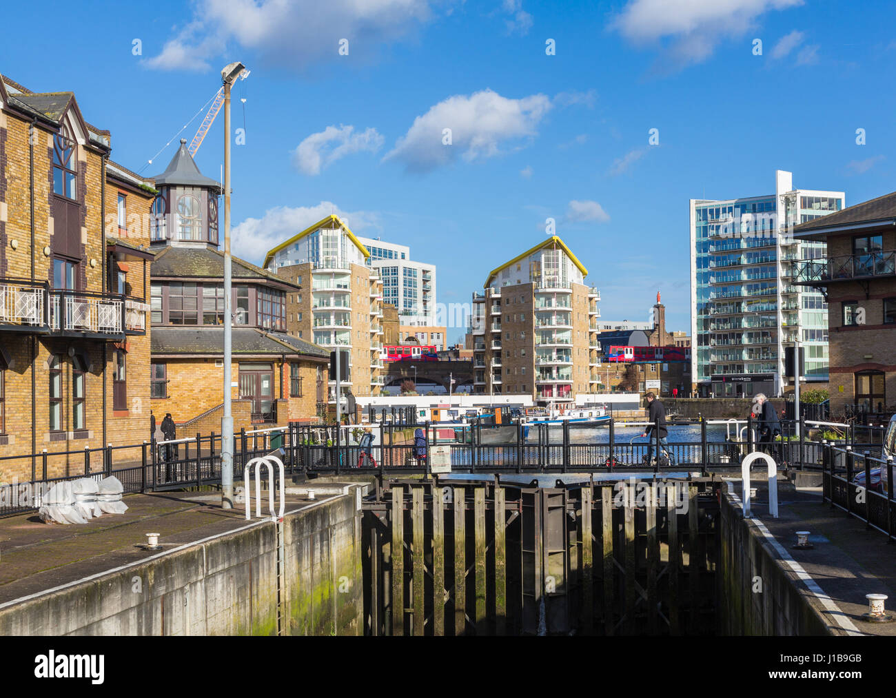 Schleusentore in Kanal führt zu Limehouse Basin Marina in den Docklands, London, England Stockfoto