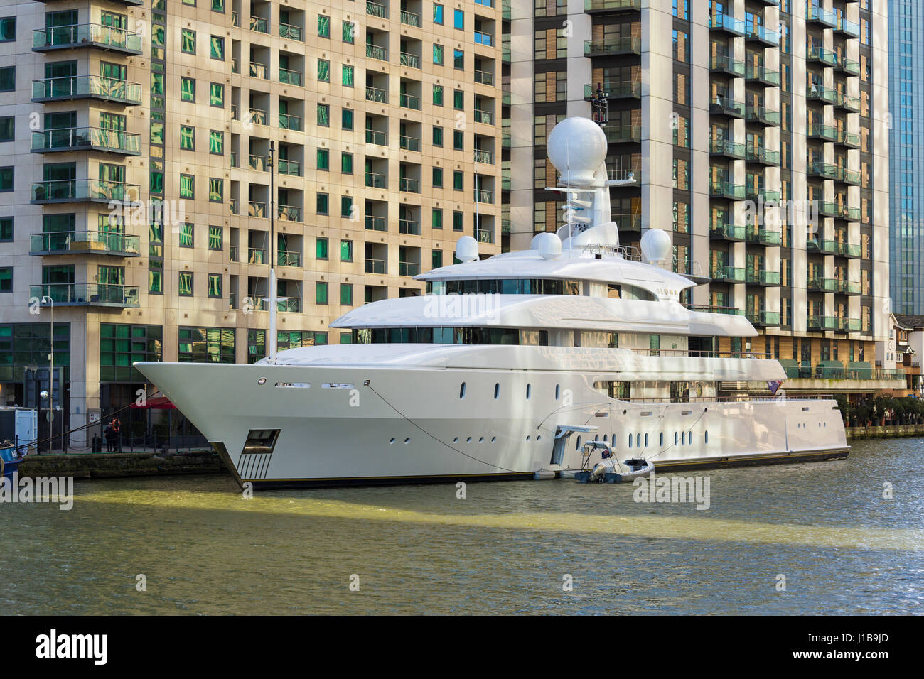 SuperYacht Ilona vom Frank Lowy in West India Dock in Canary Wharf, London günstig Stockfoto