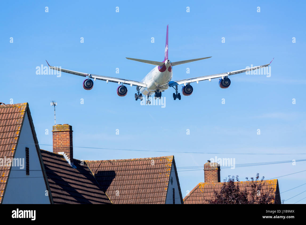 Flugzeuge, niedrig fliegende Flugzeuge über Häusern, die Lärmbelästigung verursachen, Flughafen Heathrow, London, Vereinigtes Königreich Stockfoto