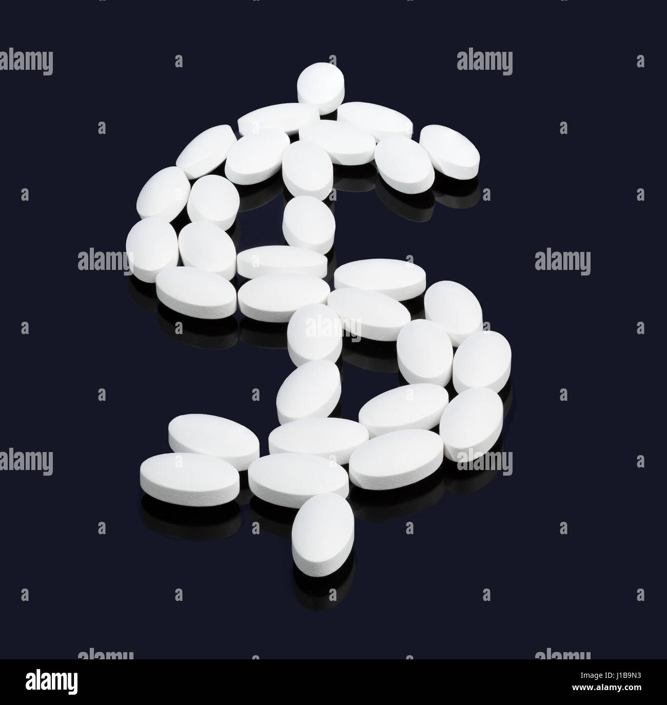 Weiße Tabletten oder Drogen Rechtschreibung Dollarzeichen hohe Kosten der Medizin und im Gesundheitswesen in den USA zu geben Stockfoto