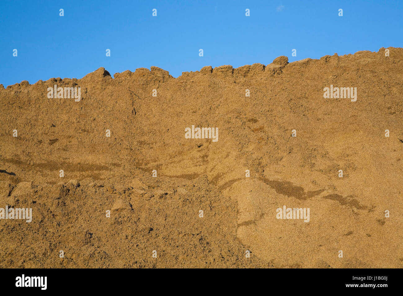 Hügel des Sandes in einem kommerziellen Sandkasten, Quebec, Kanada. Stockfoto