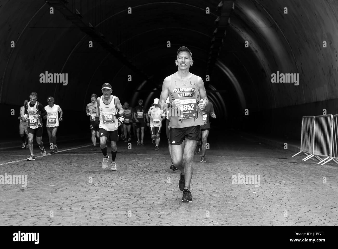 Rom, Italien - 2. April 2017: Sportler des 23. Rom Marathon um den Durchgang des Tunnels Umberto i., ein paar Kilometer vor dem Ziel. Stockfoto