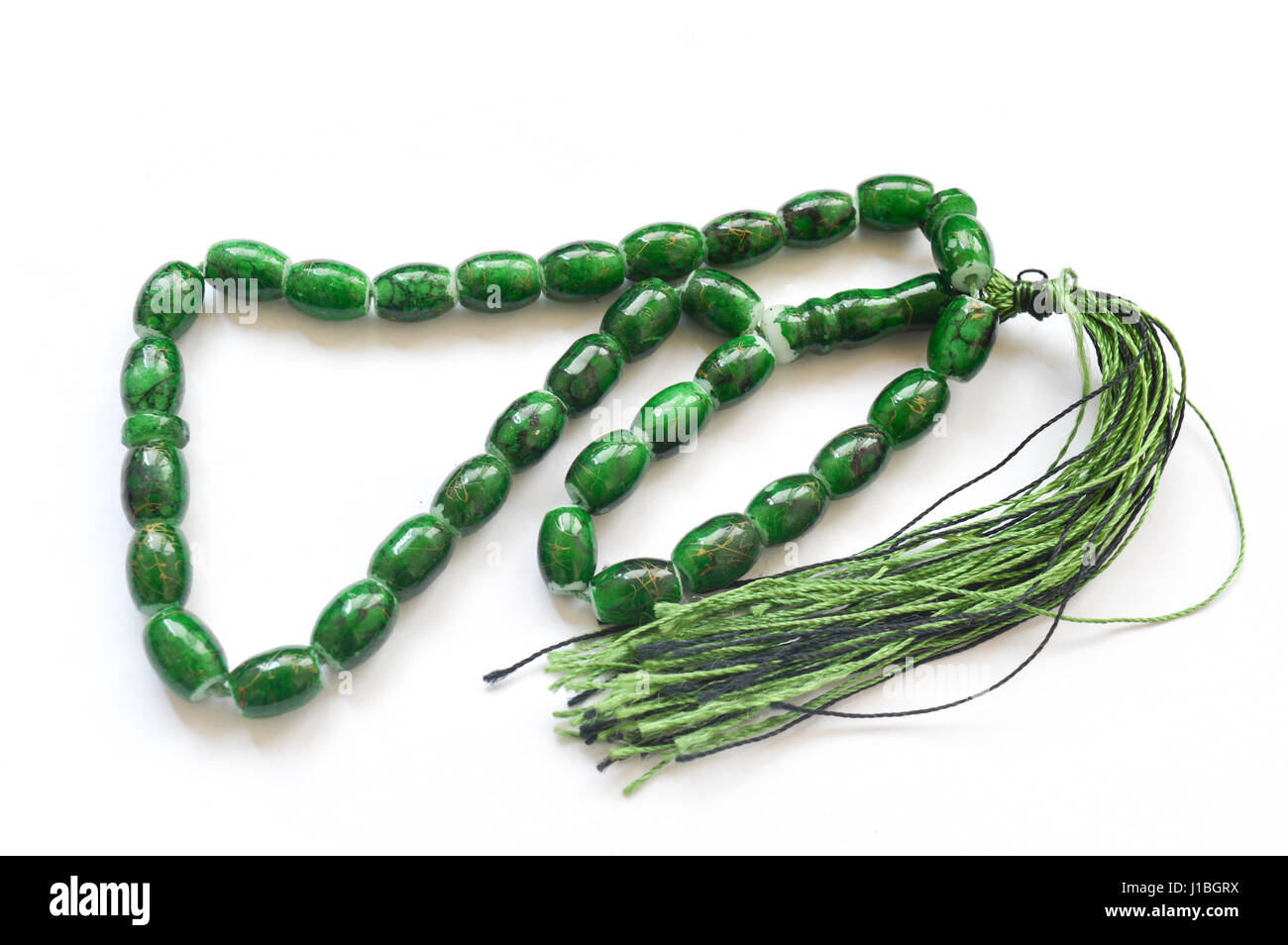 grüne Perlen isoliert auf weiss Stockfoto