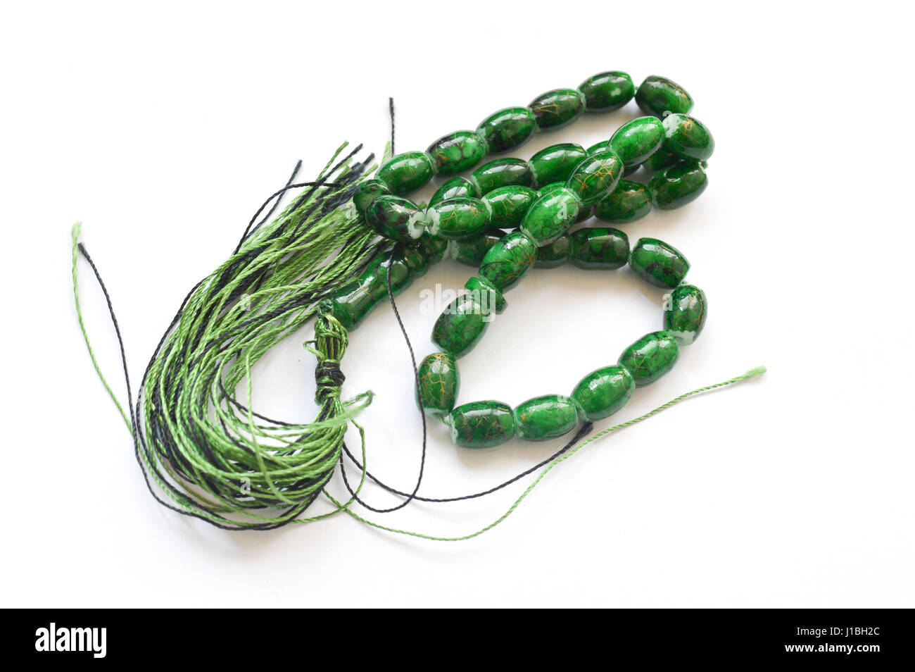 grüne Perlen isoliert auf weiss Stockfoto
