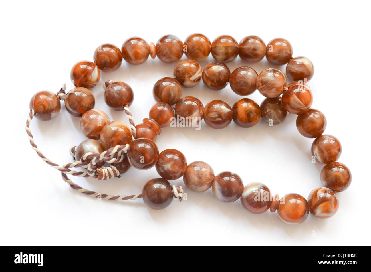 braunen Perlen isoliert auf weiss Stockfoto