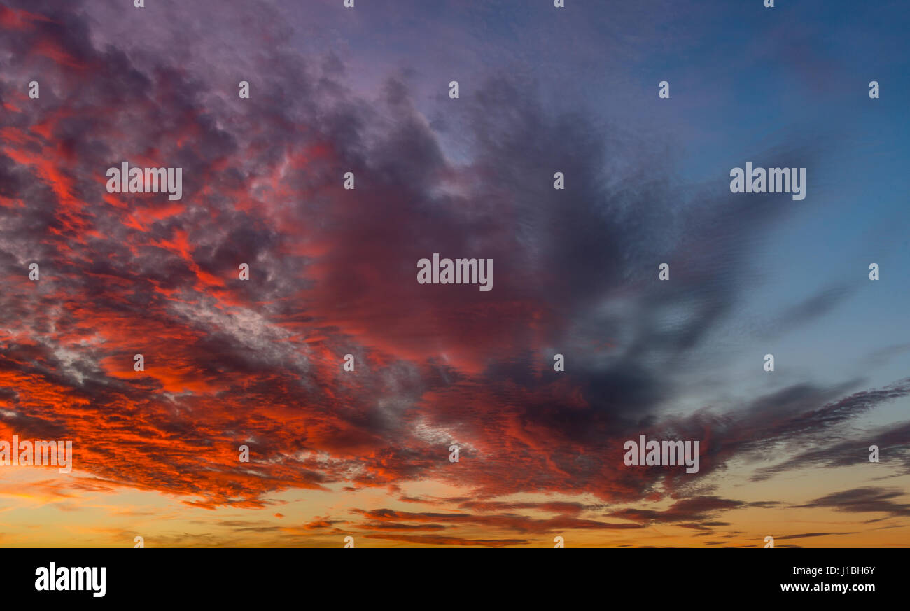 Roten Sonnenuntergang Wolken Stockfoto