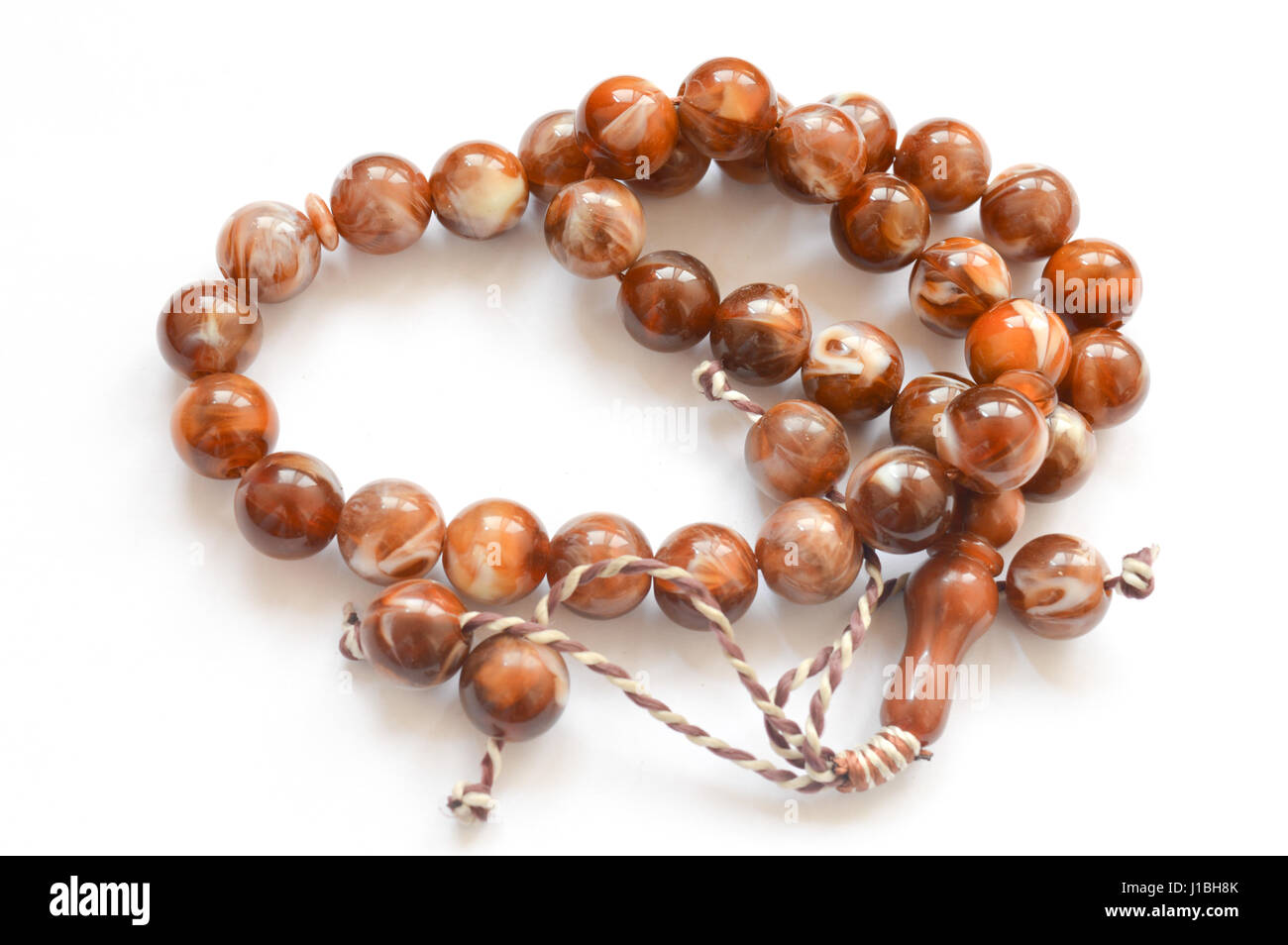 braunen Perlen isoliert auf weiss Stockfoto