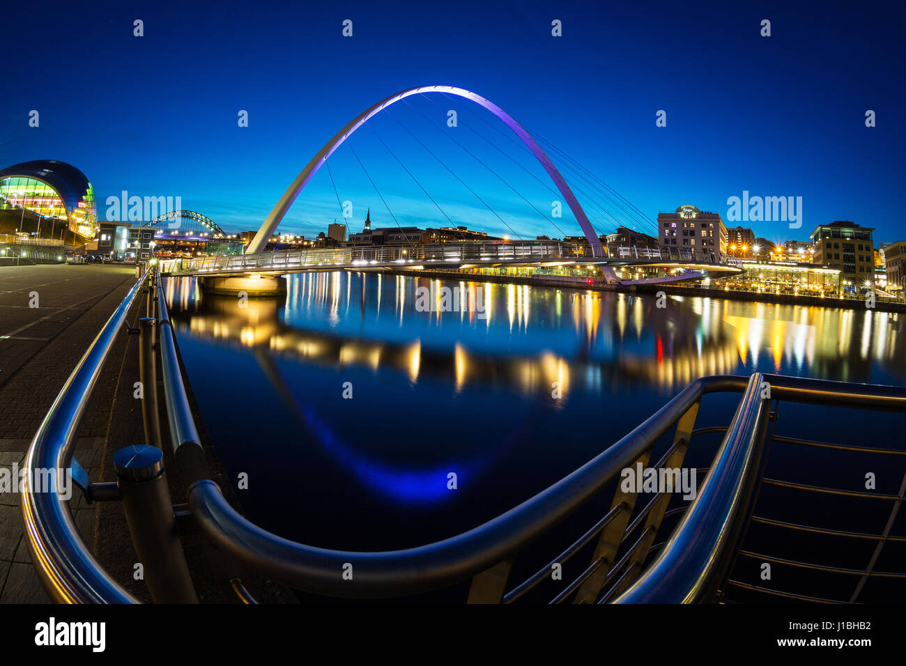 Millennium-Brücke über den Fluss Tyne in der Abenddämmerung. Stockfoto