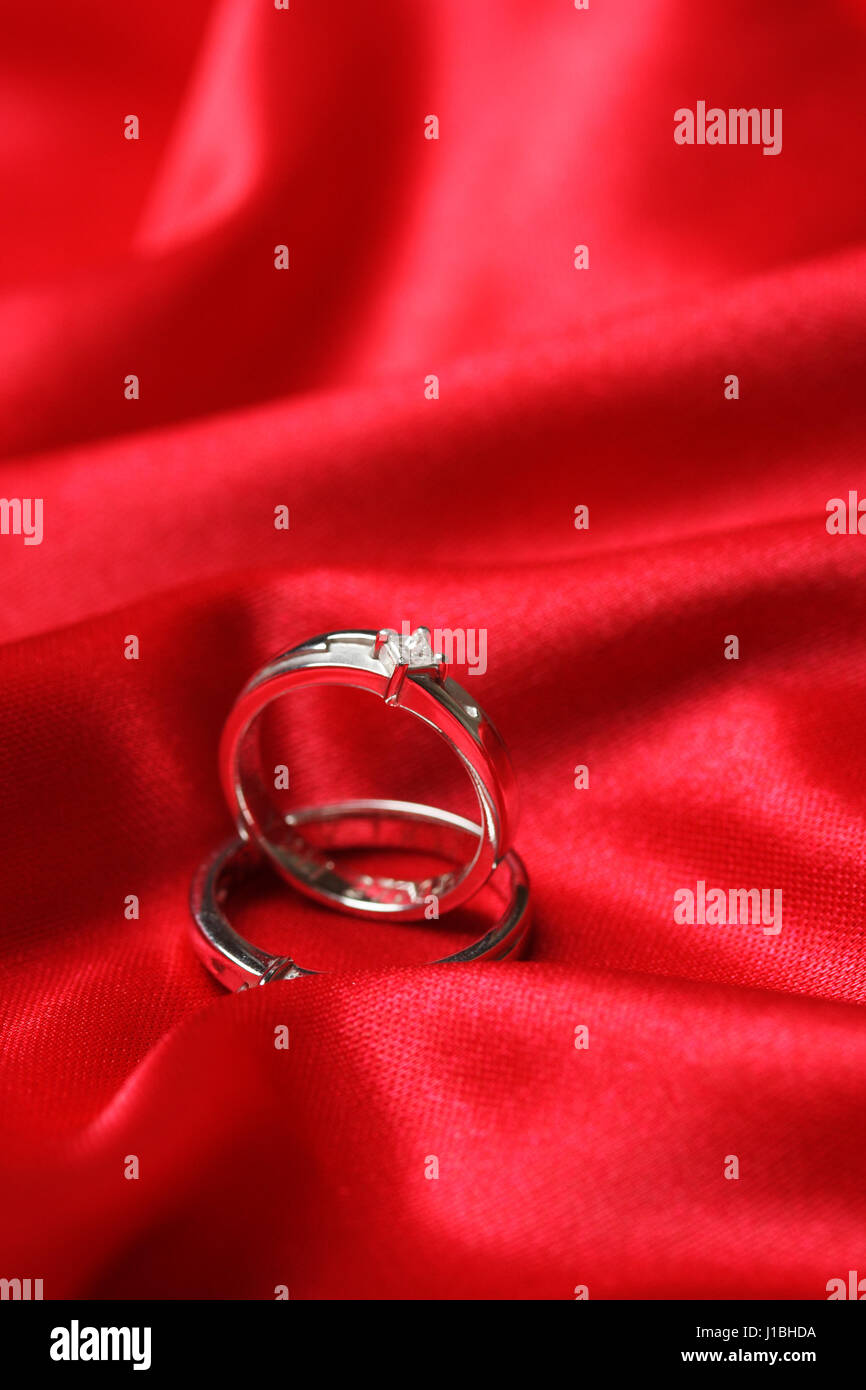 Ein paar Hochzeit Ringe auf rotem Stoff Stockfoto