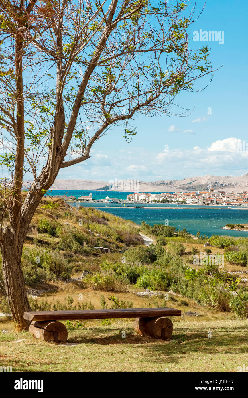 Zeitgenössische Pag Stadt gesehen von Pag-Altstadt (Starigrad), Insel Pag, Kroatien Stockfoto