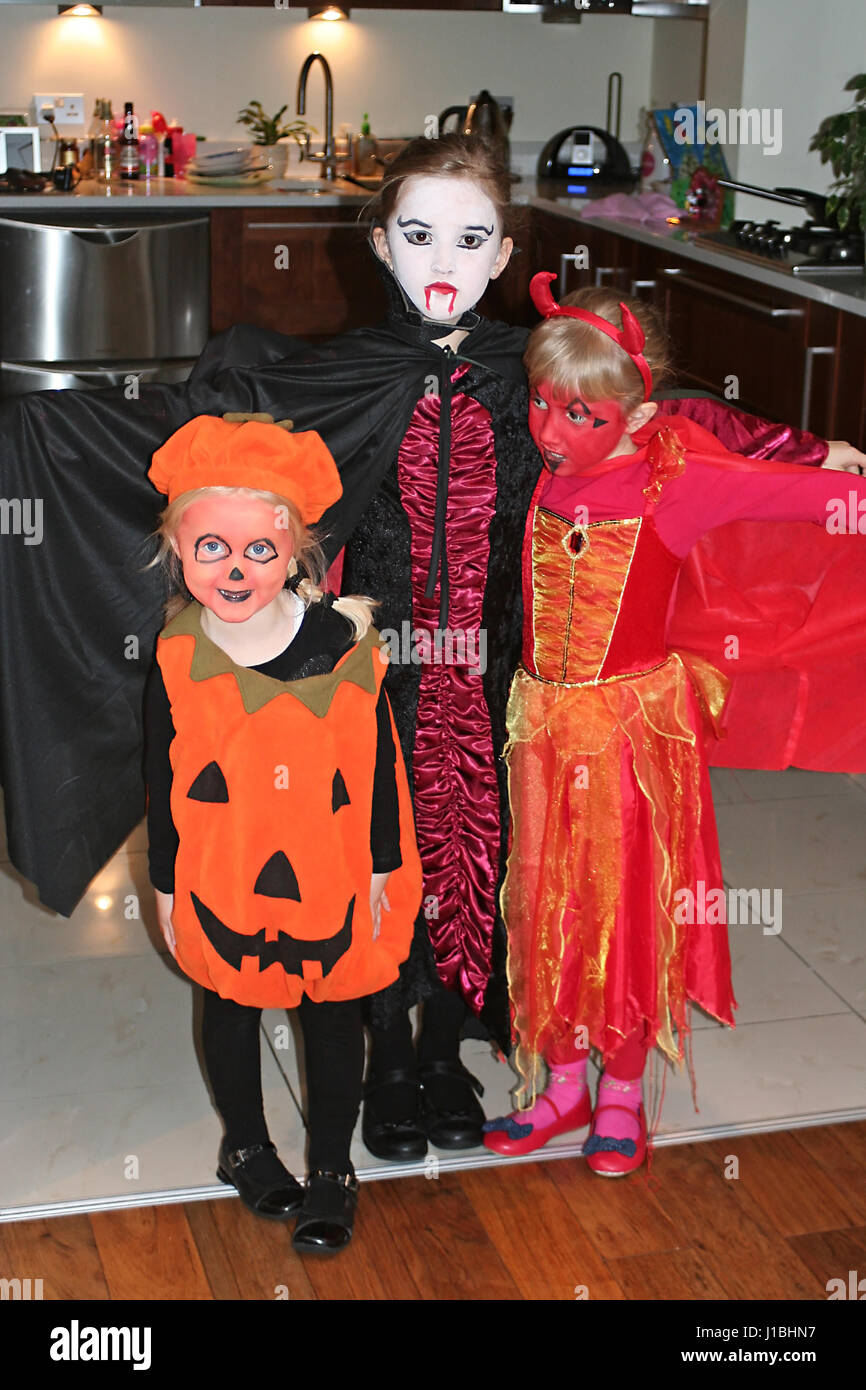 Mädchen, Kinder tragen Halloween Kostüme, Trick oder Festlichkeit, Teufel,  Kürbis, Dracula, Fancy Dress, Kinder, Familie, Spaß für die ganze Familie  Erinnerungen Stockfotografie - Alamy