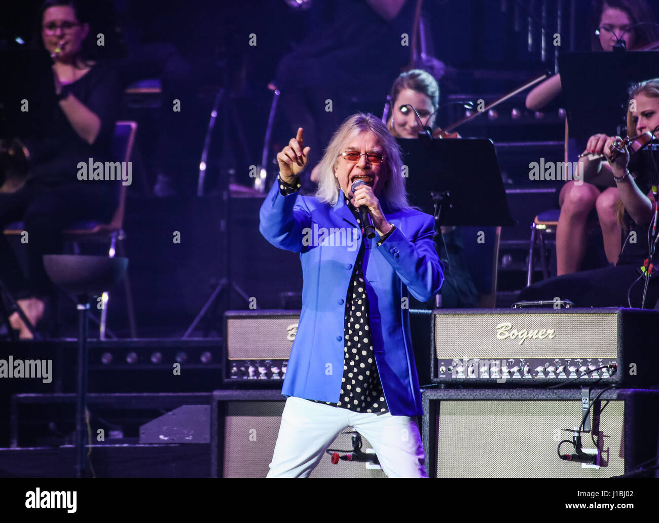 Wetzlar, Deutschland, 13. April 2017. Bob Catley, Sänger und Gründer der britischen Hardrock-Band Magnum, führt bei Rock Meets Classic 2017, Konzert-Show mit Rock-Legenden als Solisten, begleitet von Mat Sinner Band und Bohemian Symphony Orchestra Prag. Ort: Rittal-Arena, Wetzlar, Deutschland. Fotocredit: Christian Lademann Stockfoto