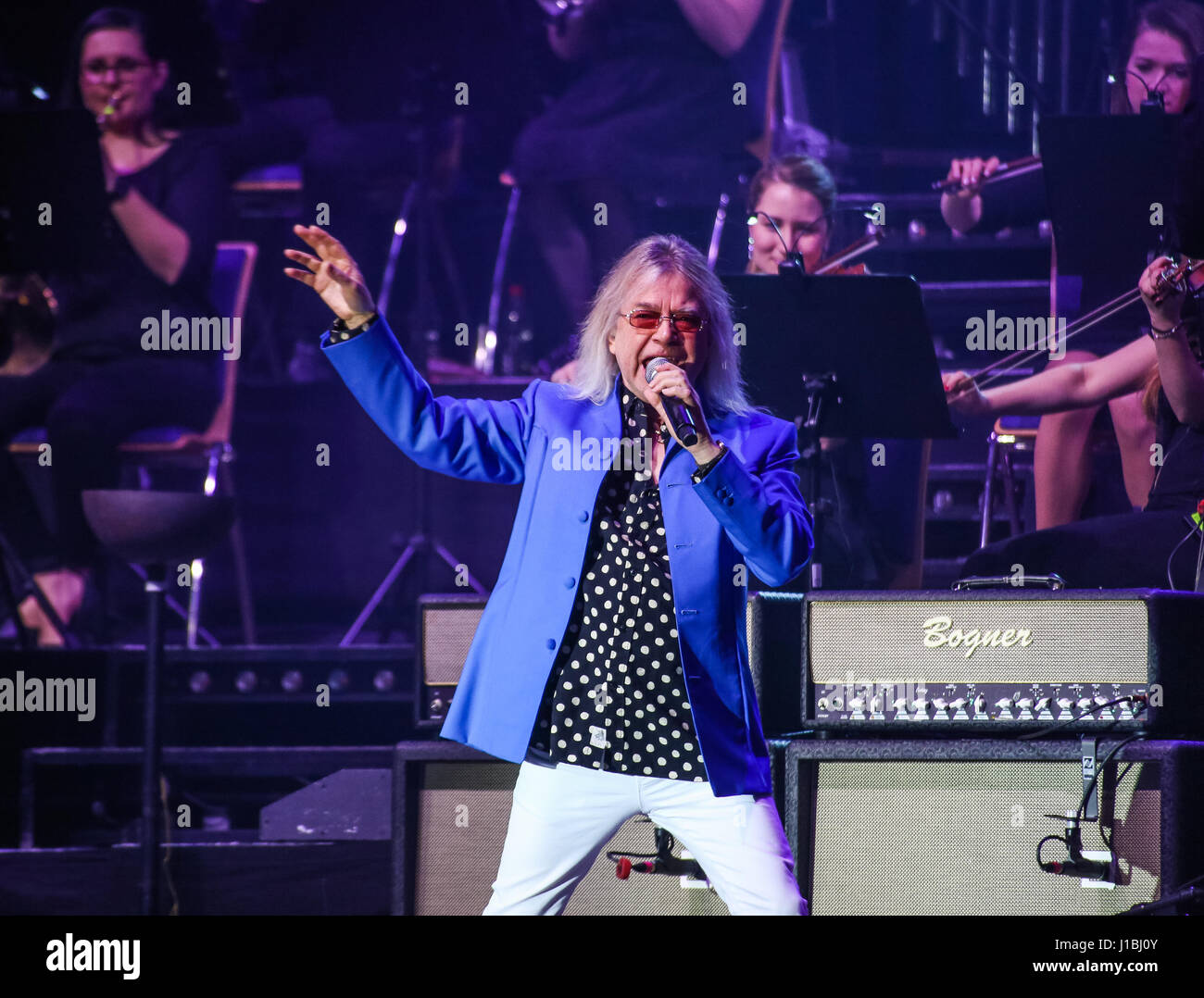 Wetzlar, Deutschland, 13. April 2017. Bob Catley, Sänger und Gründer der britischen Hardrock-Band Magnum, führt bei Rock Meets Classic 2017, Konzert-Show mit Rock-Legenden als Solisten, begleitet von Mat Sinner Band und Bohemian Symphony Orchestra Prag. Ort: Rittal-Arena, Wetzlar, Deutschland. Fotocredit: Christian Lademann Stockfoto