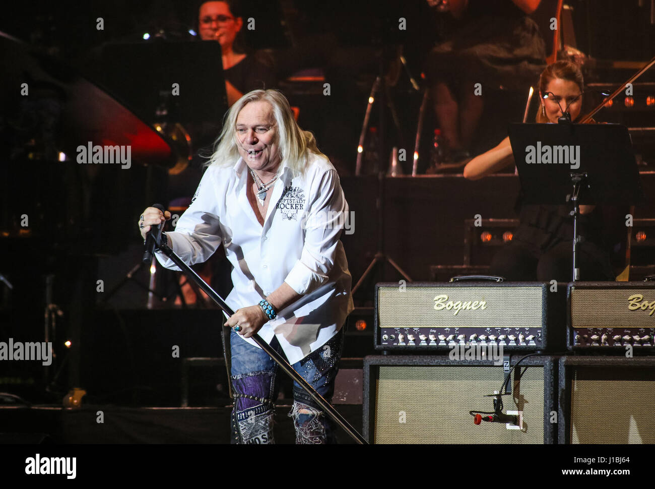 Wetzlar, Deutschland, 13. April 2017. Bernie Shaw, Sänger der britischen Hardrock-Band Uriah Heep, führt bei Rock Meets Classic 2017, Konzert-Show mit Rock-Legenden als Solisten, begleitet von Mat Sinner Band und Bohemian Symphony Orchestra Prag. Ort: Rittal-Arena, Wetzlar, Deutschland. Fotocredit: Christian Lademann Stockfoto