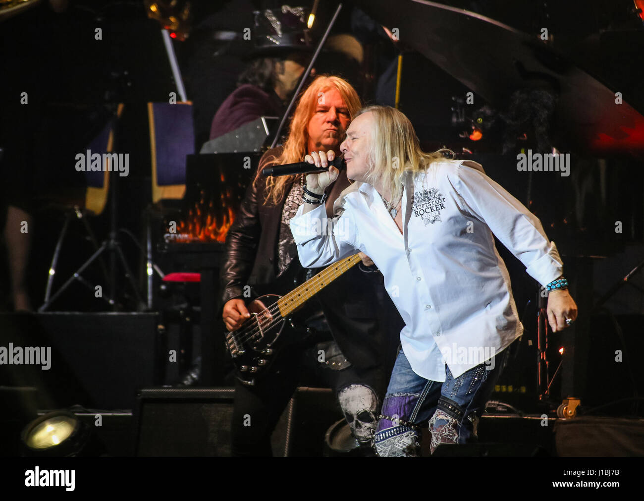 Wetzlar, Deutschland, 13. April 2017. Bernie Shaw, Sänger der britischen Hardrock-Band Uriah Heep, führt bei Rock Meets Classic 2017, Konzert-Show mit Rock-Legenden als Solisten, begleitet von Mat Sinner Band und Bohemian Symphony Orchestra Prag. Ort: Rittal-Arena, Wetzlar, Deutschland. Fotocredit: Christian Lademann Stockfoto