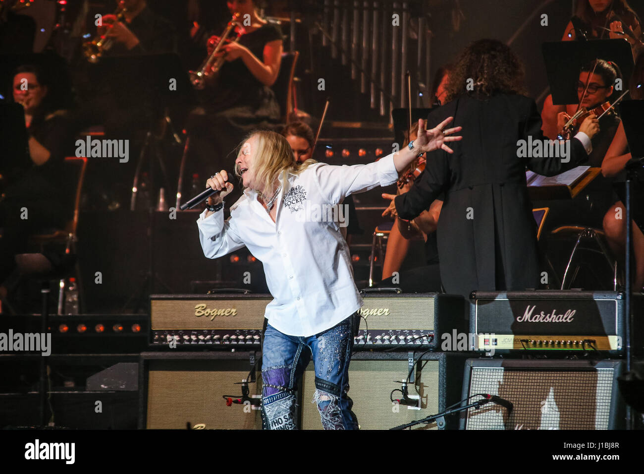 Wetzlar, Deutschland, 13. April 2017. Bernie Shaw, Sänger der britischen Hardrock-Band Uriah Heep, führt bei Rock Meets Classic 2017, Konzert-Show mit Rock-Legenden als Solisten, begleitet von Mat Sinner Band und Bohemian Symphony Orchestra Prag. Ort: Rittal-Arena, Wetzlar, Deutschland. Fotocredit: Christian Lademann Stockfoto