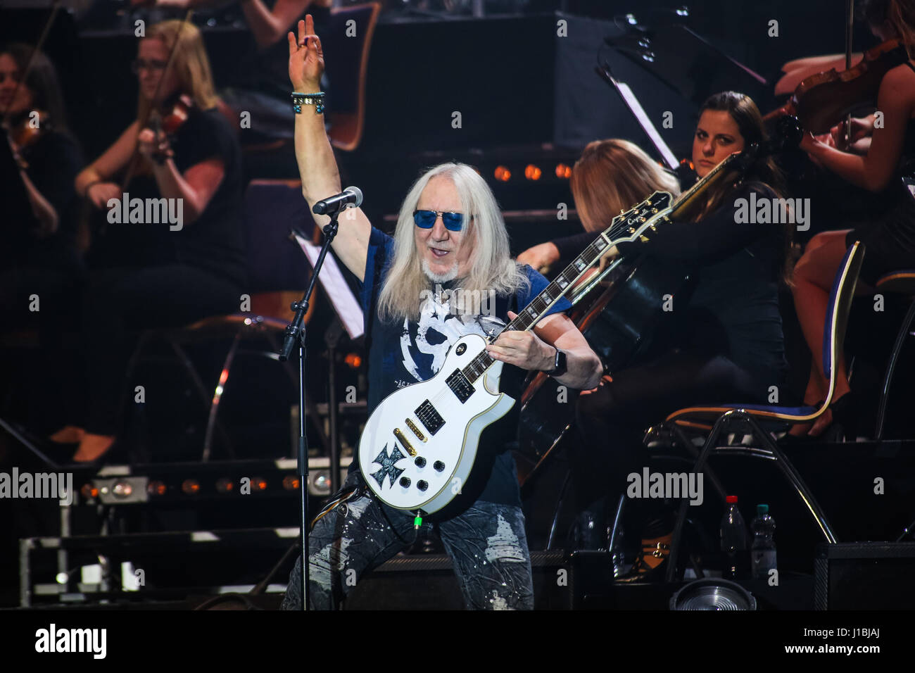 Wetzlar, Deutschland, 13. April 2017. Mick Box, Gitarrist der britischen Hardrock-Band Uriah Heep, führt am Rock Meets Classic 2017, Konzert-Show mit Rock-Legenden als Solisten, begleitet von Mat Sinner Band und Bohemian Symphony Orchestra Prag. Ort: Rittal-Arena, Wetzlar, Deutschland. Fotocredit: Christian Lademann Stockfoto