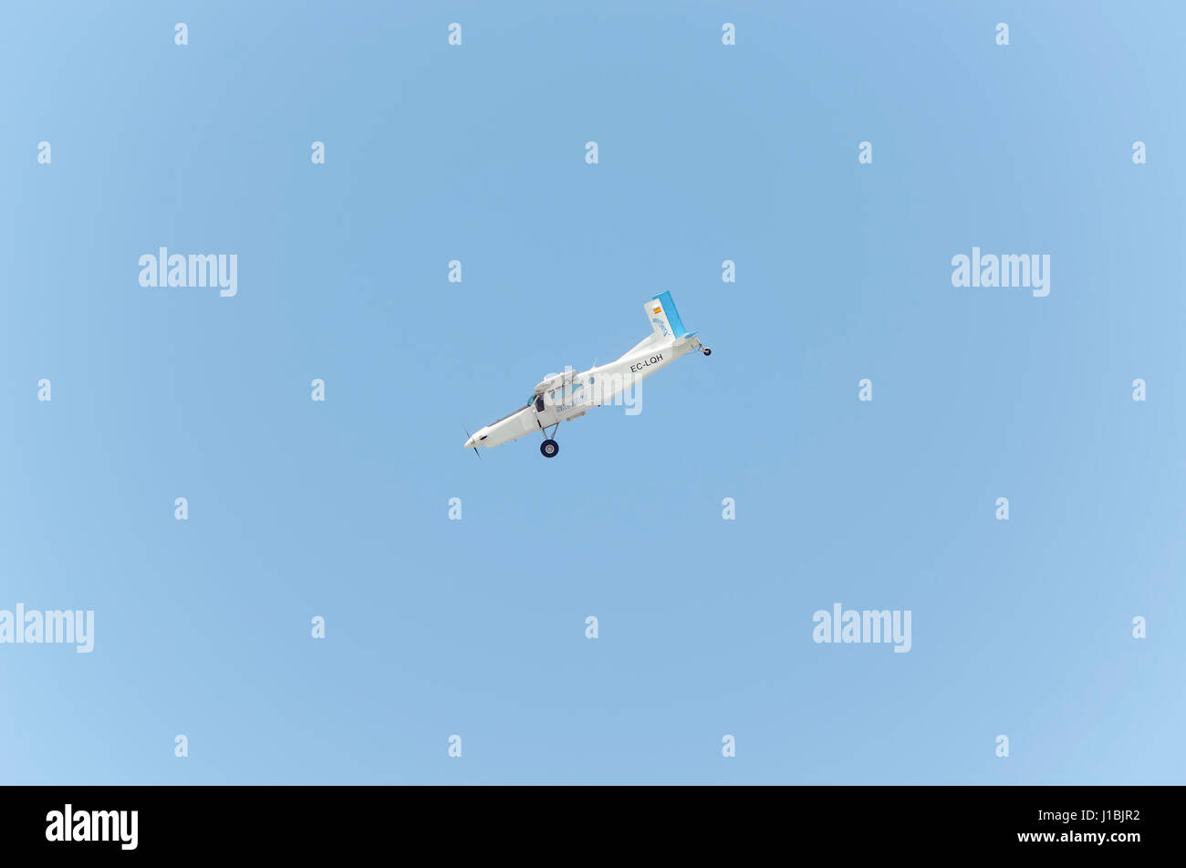 Seitlicher Blick auf kleines Flugzeug Pilatus PC-6 / B2-H4 Turbo Porter, nachdem die Fallschirmspringer absteigend nach Winkel in Castellon (Spanien) zu landen gesprungen, Stockfoto