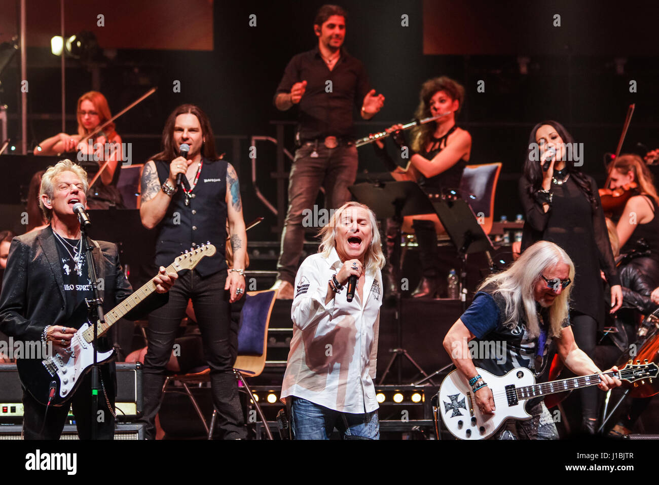 Wetzlar, Deutschland, 13. April 2017. Don Felder (Ex-Adler, links), Bernie Shaw (Uriah Heep, Mitte) und Mick Box (Uriah Heep, rechts) am Rock Meets Classic 2017, Konzert-Show mit Rock-Legenden als Solisten, begleitet von Mat Sinner Band und Bohemian Symphony Orchestra Prag durchführen. Ort: Rittal-Arena, Wetzlar, Deutschland. Fotocredit: Christian Lademann Stockfoto