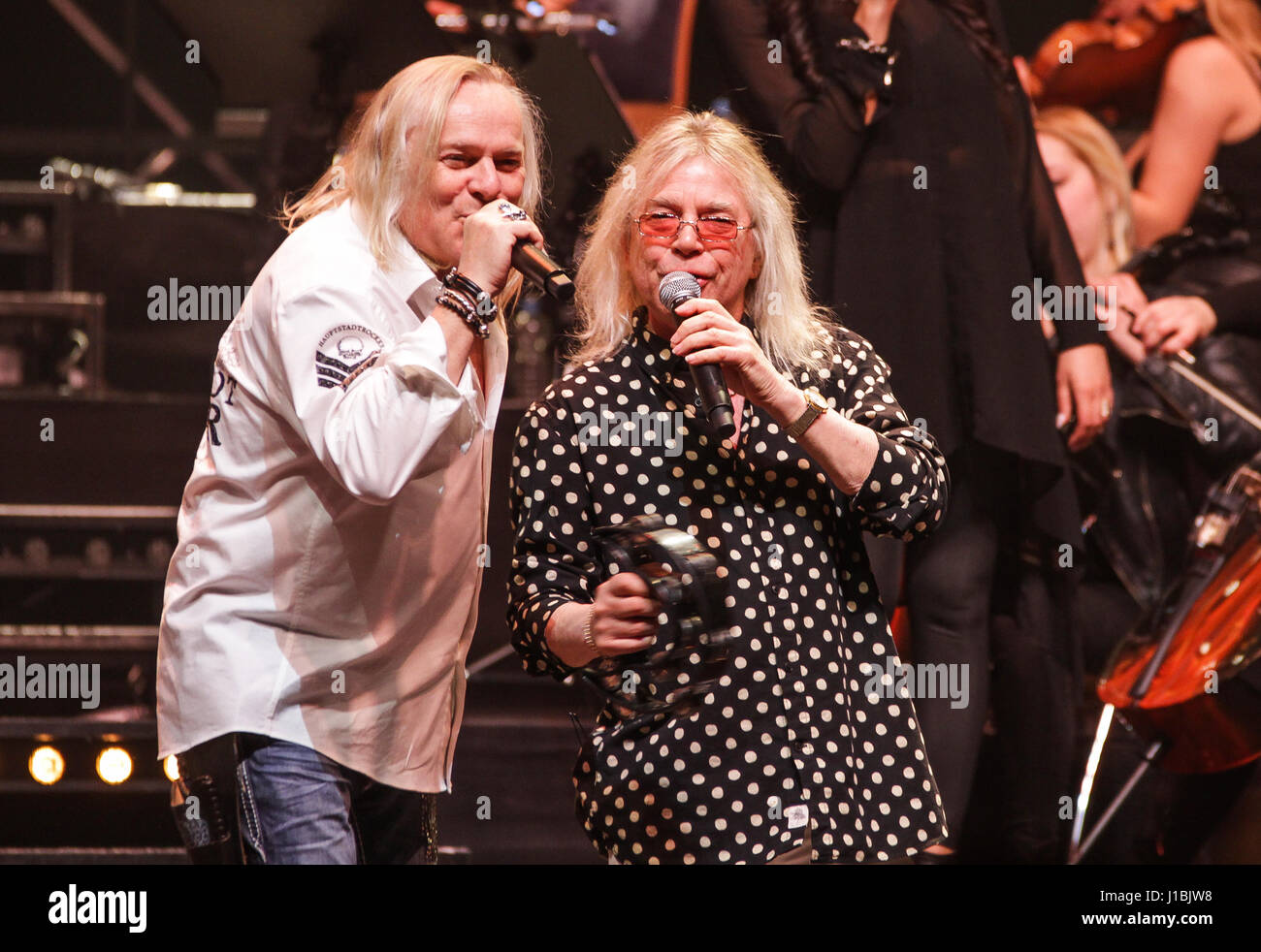 Wetzlar, Deutschland, 13. April 2017. Treten Sie Bernie Shaw, Sänger der britischen Hardrock-Band Uriah Heep, und Bob Catley, Sänger der britischen Hardrock-Band Magnum, bei Rock Meets Classic 2017, Konzert-Show mit Rock-Legenden als Solisten, begleitet von Mat Sinner Band und Bohemian Symphony Orchestra Prag. Ort: Rittal-Arena, Wetzlar, Deutschland. Fotocredit: Christian Lademann Stockfoto
