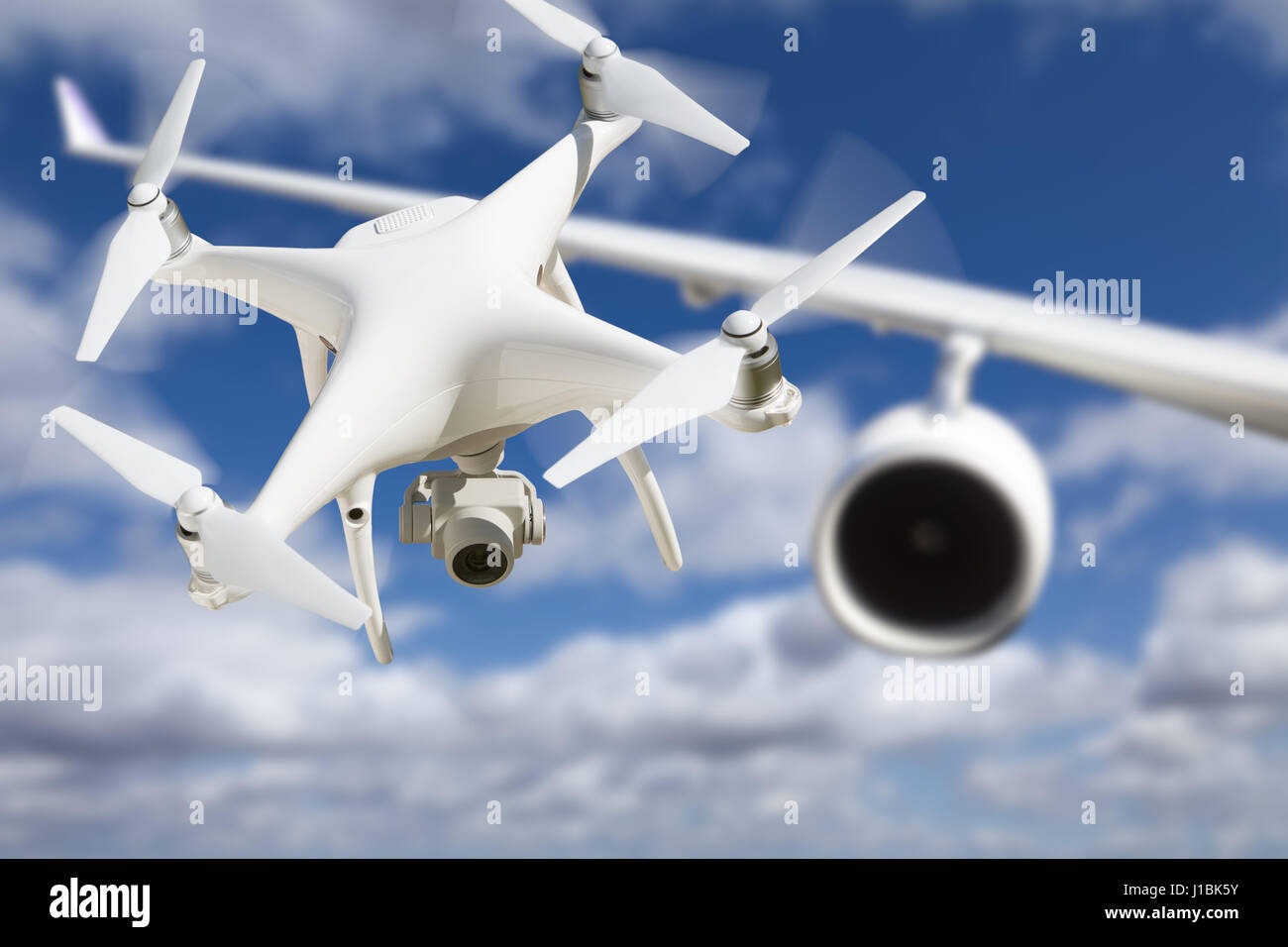 Unbemannte Luftfahrzeuge (UAV) System Quadcopter Drohne In der Luft auch in der Nähe von Passagierflugzeug. Stockfoto