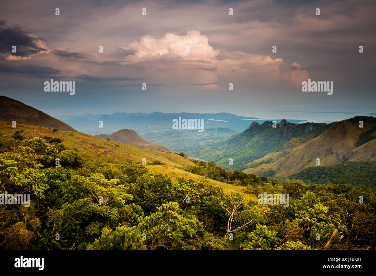 Panamalandschaft mit Abendlicht und Gewitterwolke in den Bergen des Altos de Campana Nationalparks, Republik Panama, Mittelamerika. Stockfoto
