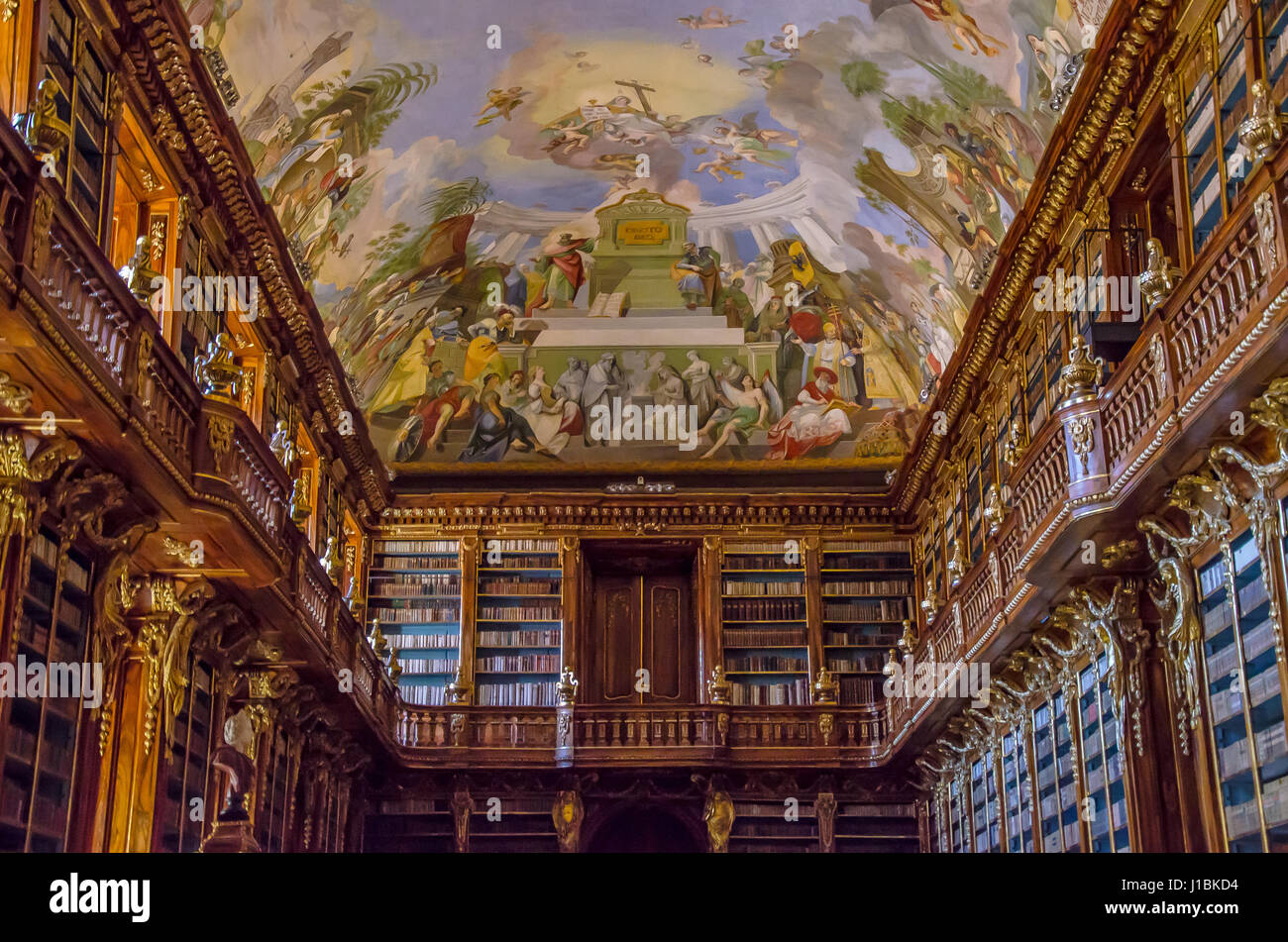 Das Kloster Strahov ist es ein aktiver Ort der Wallfahrt, ein wertvolles Museum und eine berühmte Bibliothek hält unglaublich viele seltene Bände. Stockfoto