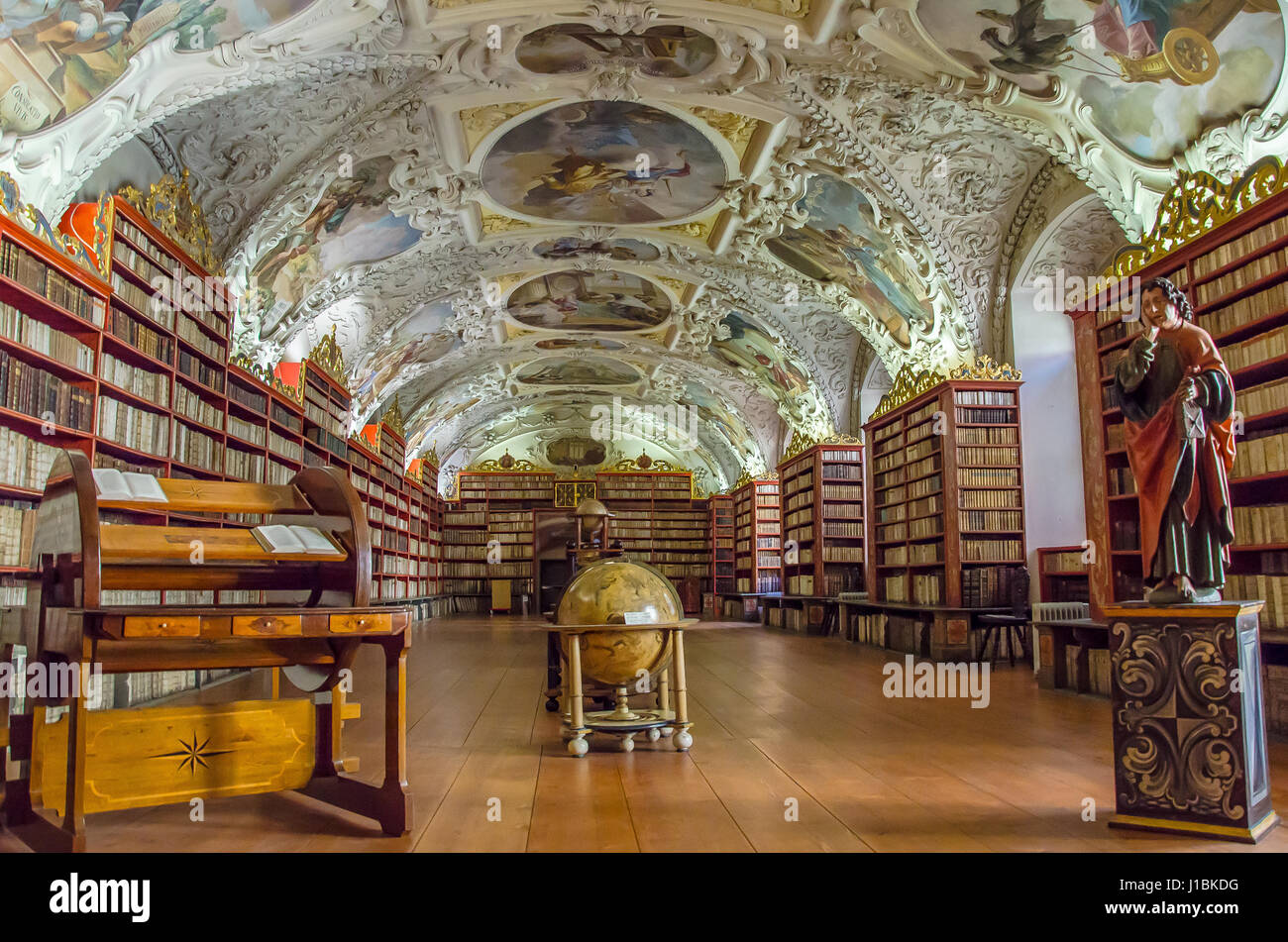 Das Kloster Strahov ist es ein aktiver Ort der Wallfahrt, ein wertvolles Museum und eine berühmte Bibliothek hält unglaublich viele seltene Bände. Stockfoto