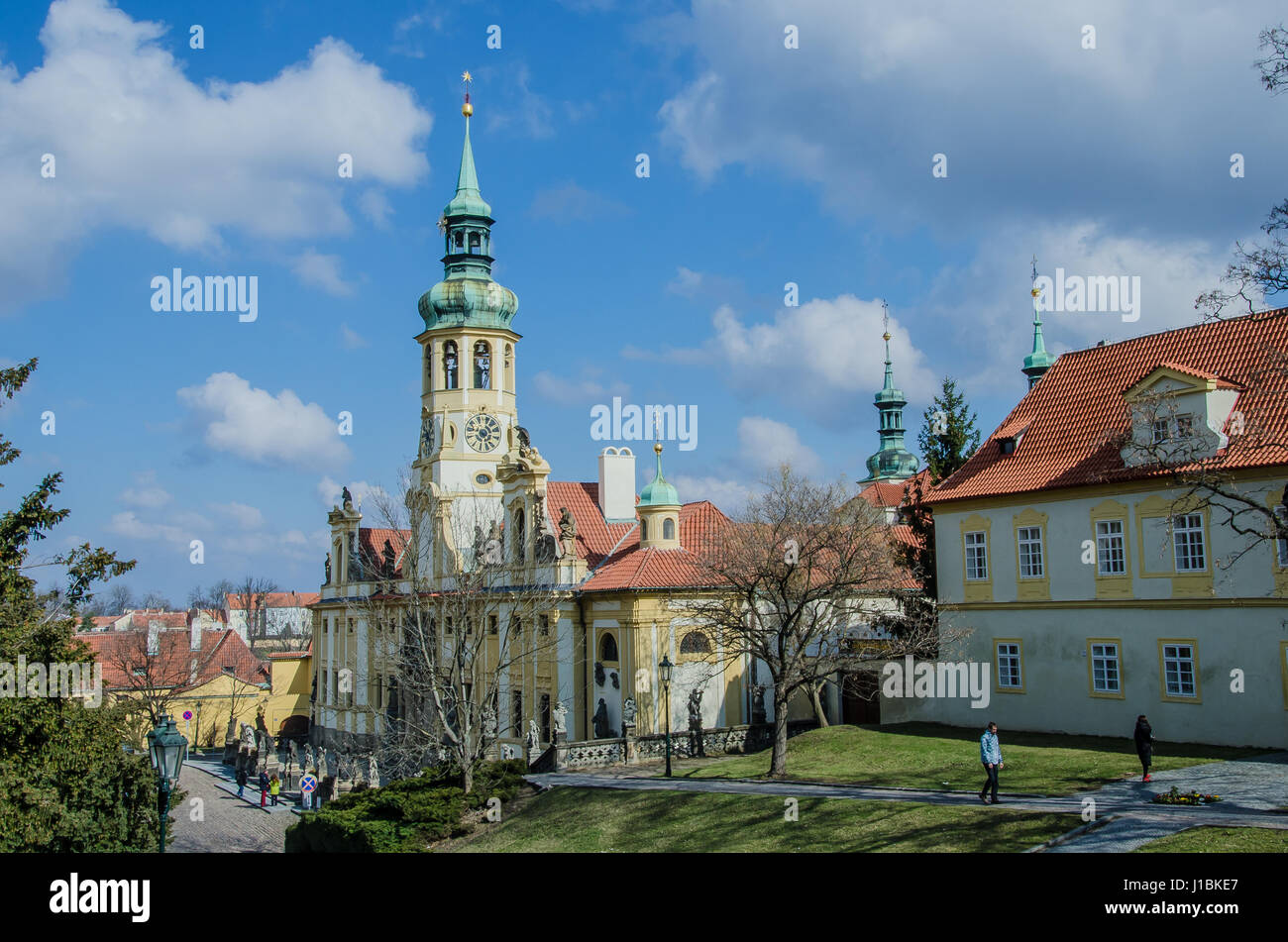 Loreta Kloster hat sehr schöne Sammlung von Sehenswürdigkeiten in der Nähe von Prager Burg. Der barocke Palast entstand im Auftrag der Familie Lobkowicz. Stockfoto