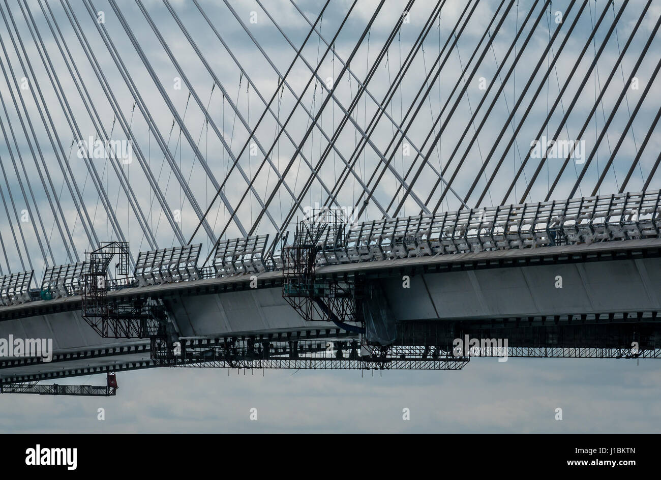 Bridge span mit Criss Cross Kabel von Queensferry Kreuzung kurz vor der Fertigstellung im Jahr 2017, Erhabene, Schottland, Großbritannien Stockfoto