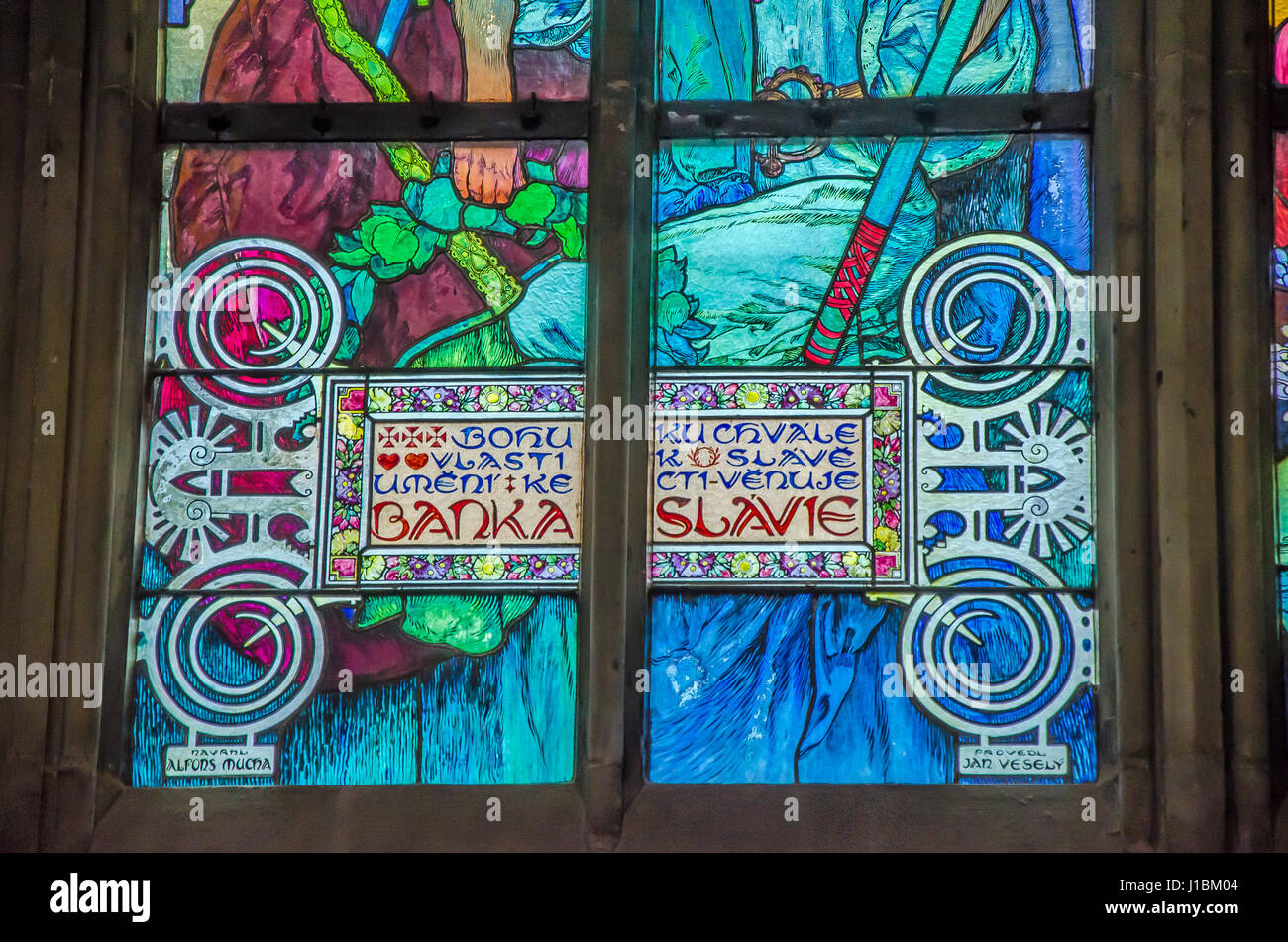 Das neue Kirchenfenster, entworfen von Mucha, wurde im Jahre 1931 im Norden Kirchenschiff installiert. Stockfoto