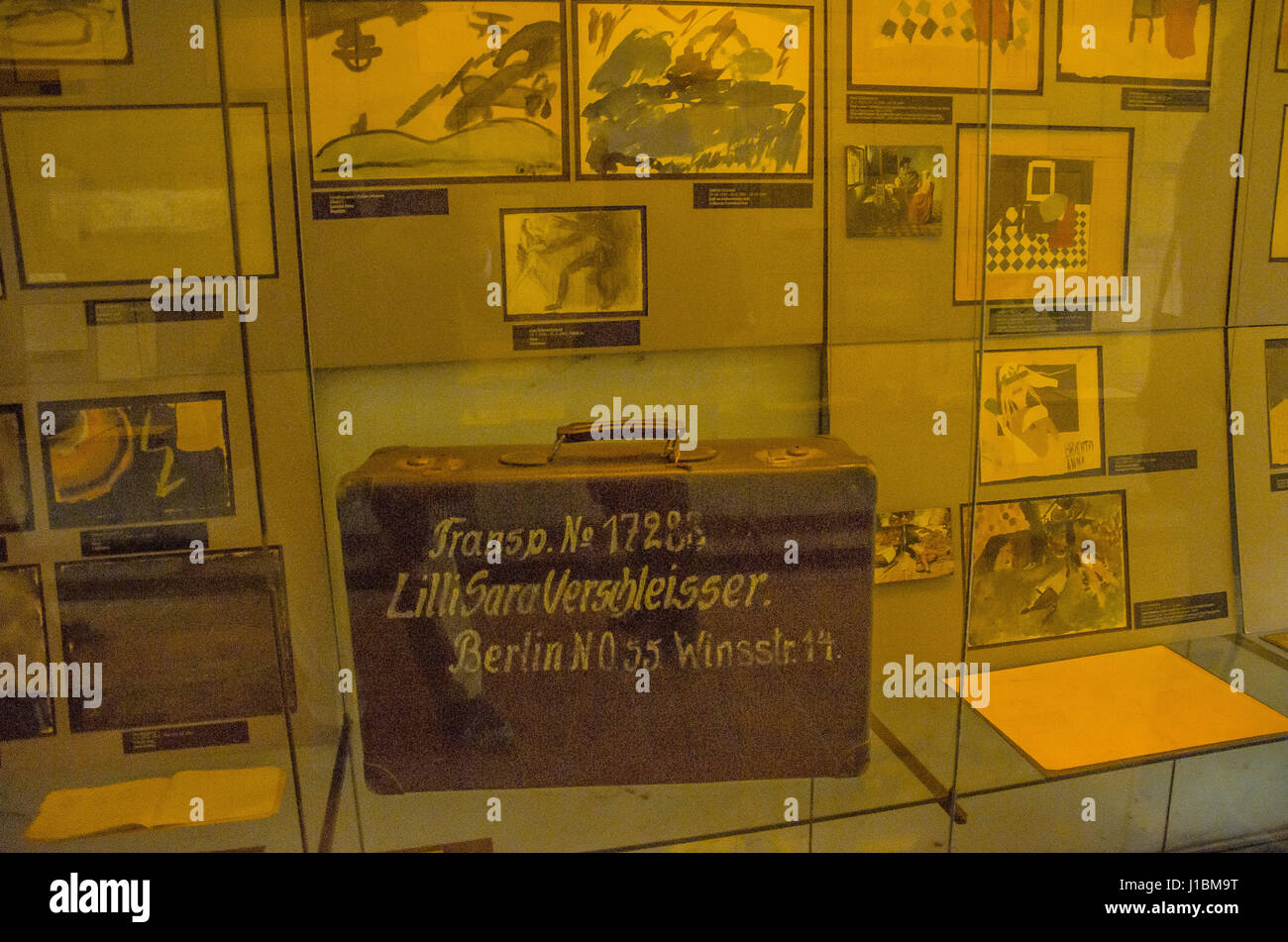Die Statue von Franz Kafka ist eine Skulptur von Jaroslav Róna, auf Vězeňská Straße in Prag, basierend auf einer Szene in Kafkas Roman Amerika installiert. Stockfoto