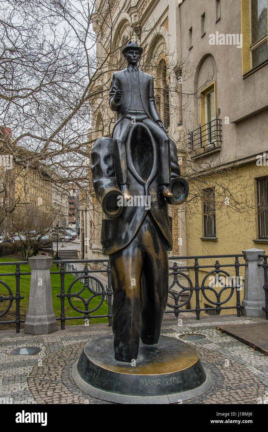 Die Statue von Franz Kafka ist eine Skulptur von Jaroslav Róna, auf Vězeňská Straße in Prag, basierend auf einer Szene in Kafkas Roman Amerika installiert. Stockfoto